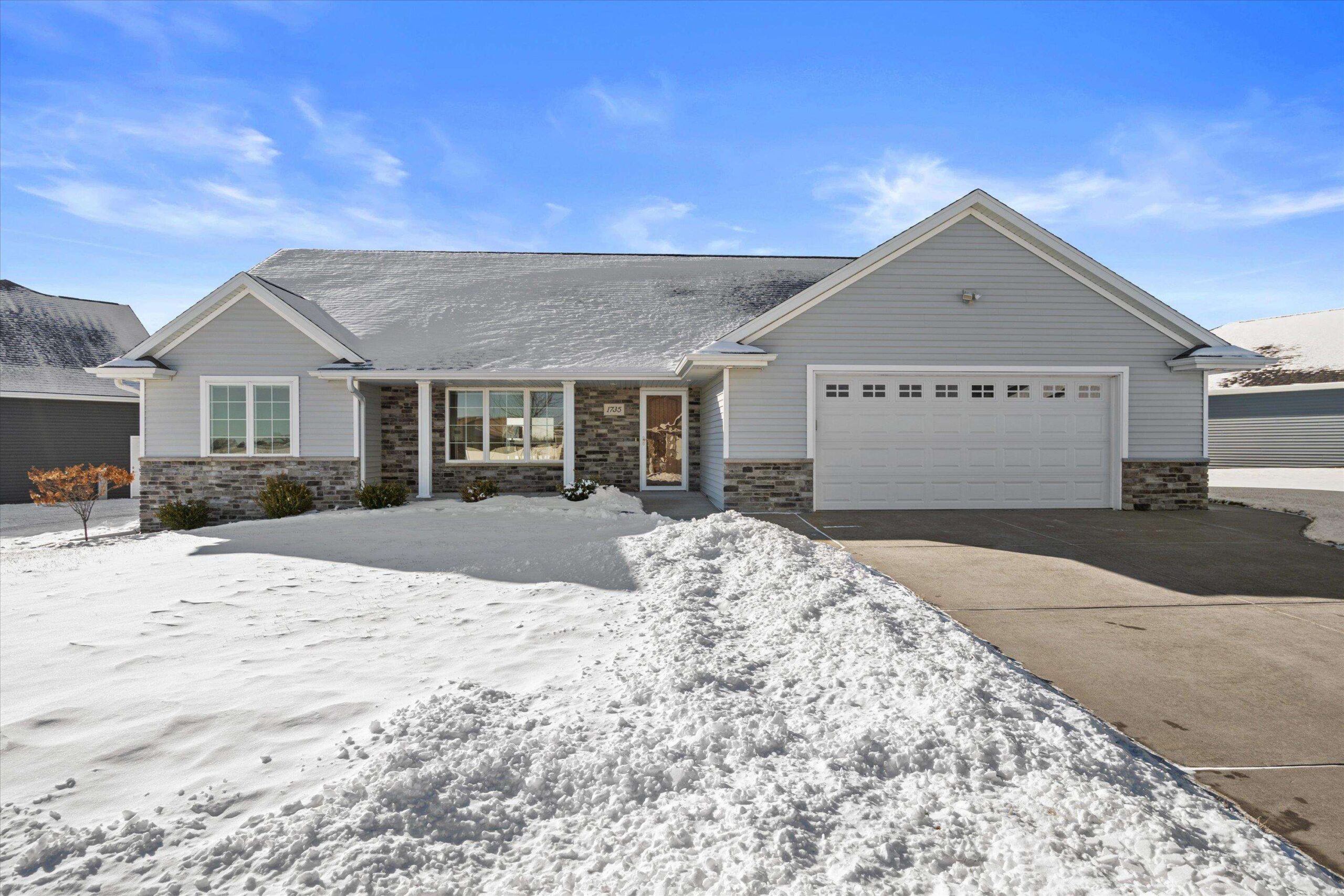 1735 RED OAK Street property preview photograph