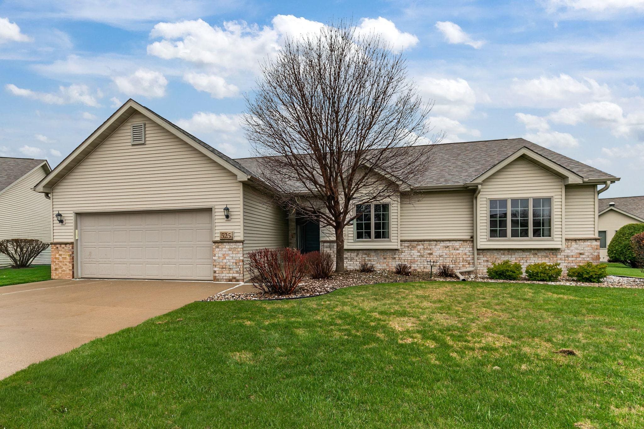 525 W WAYFARER Court property preview photograph