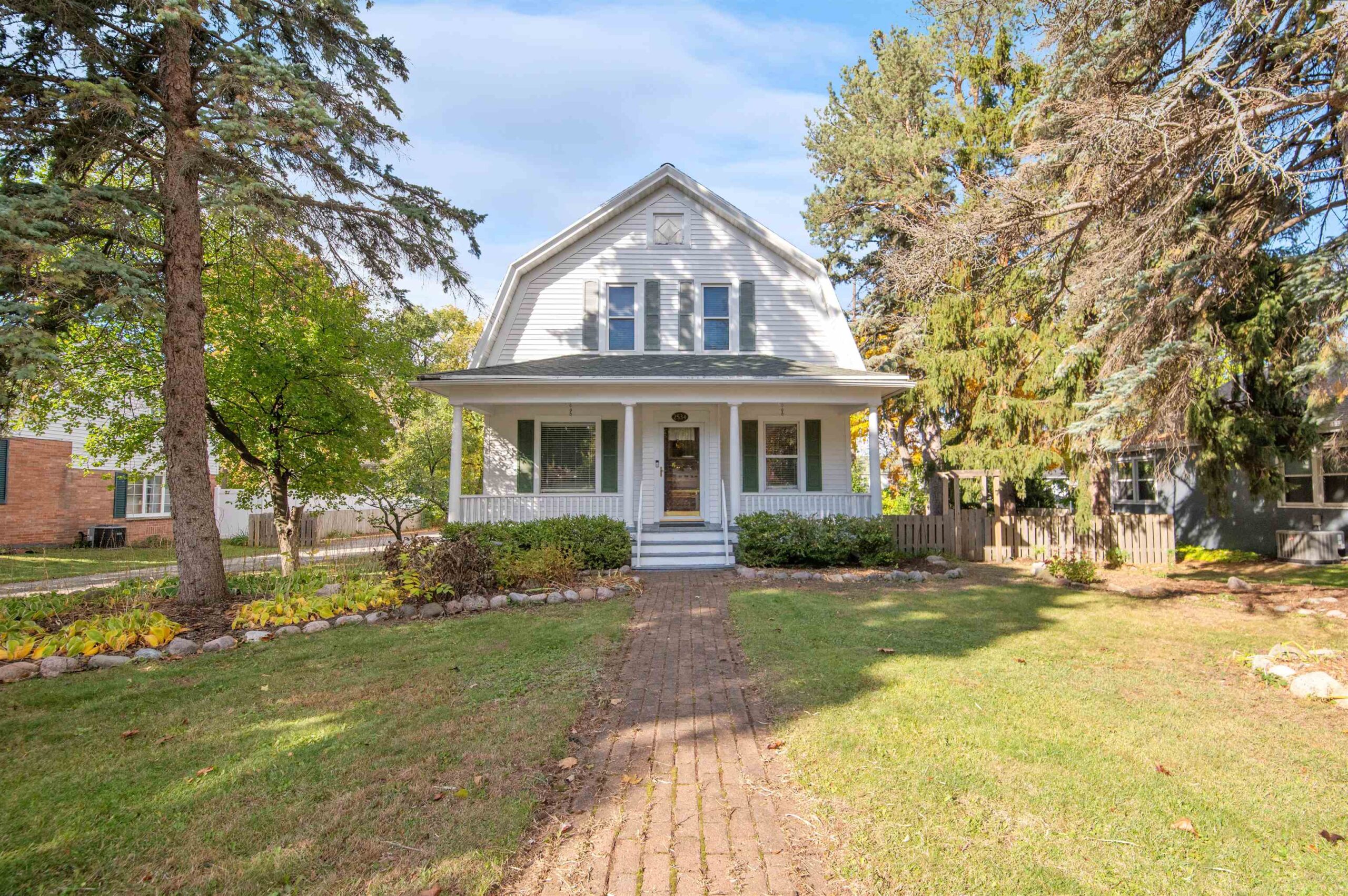 2534 S WEBSTER Avenue property preview photograph