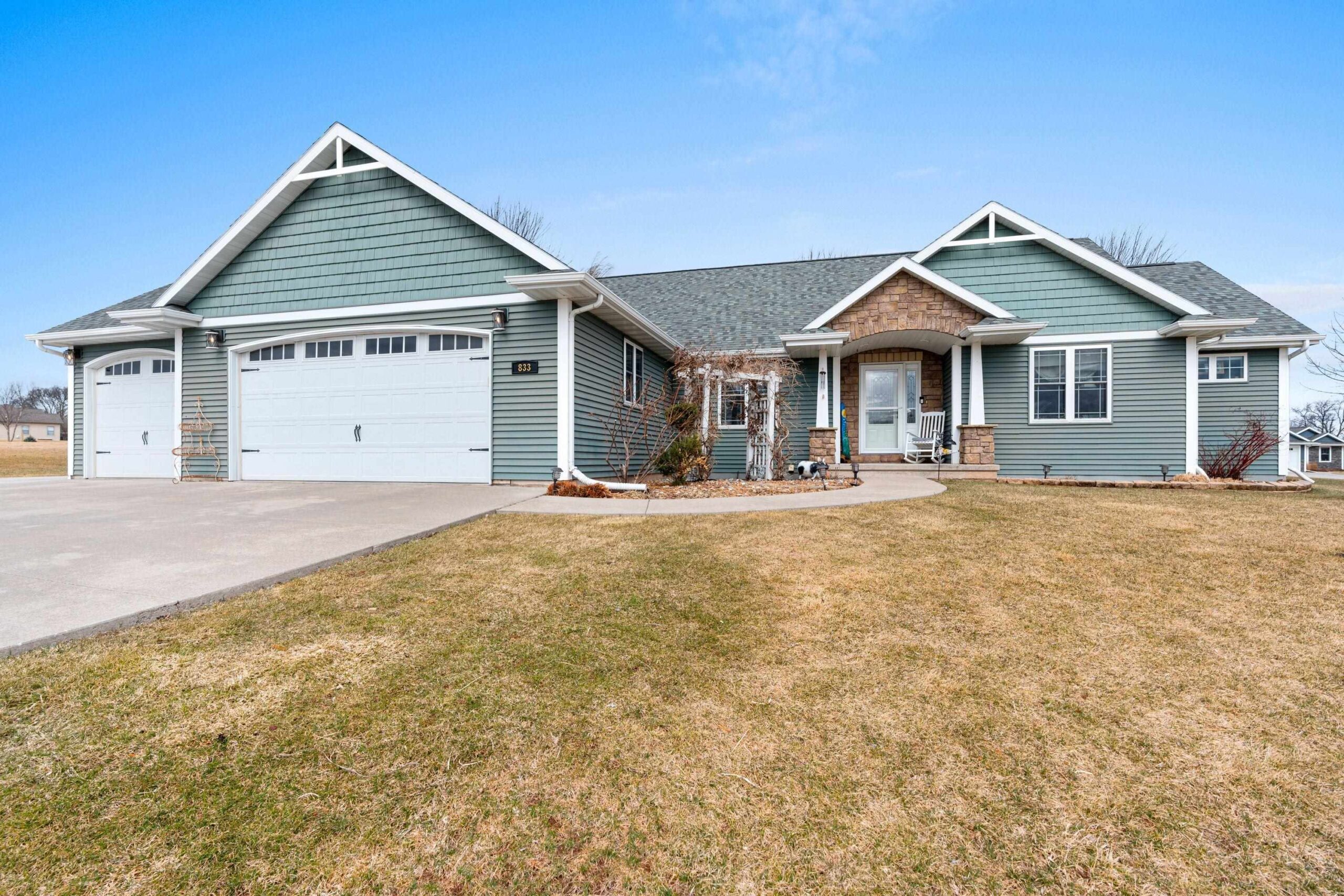 833 WHISPERING Way property preview photograph