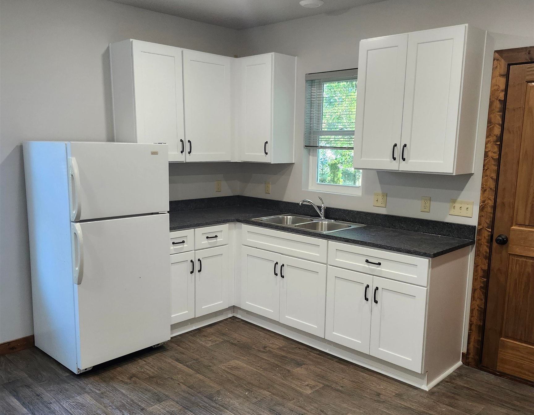 130 S ELM Avenue property preview photograph