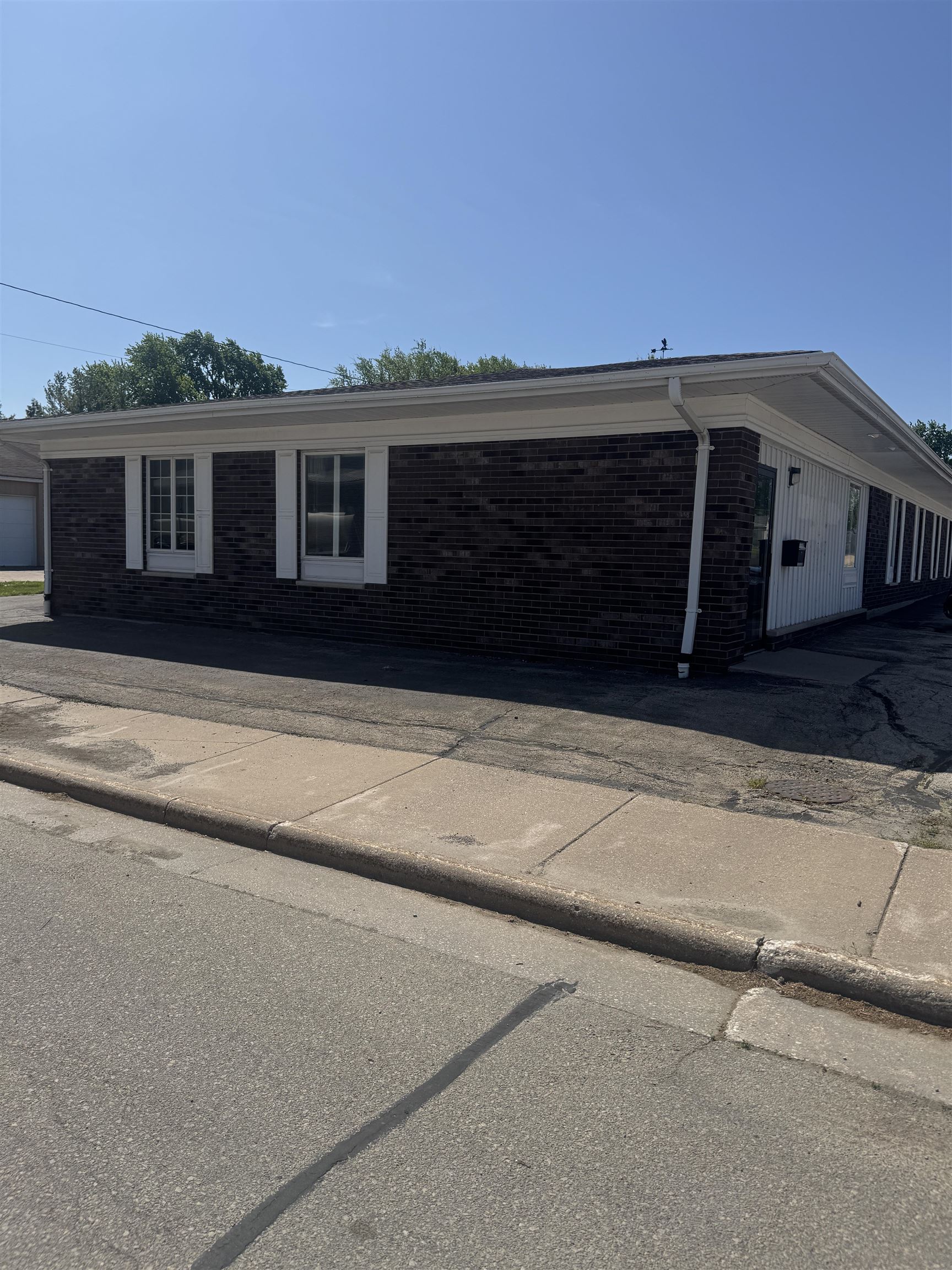 200 E WISCONSIN Street property preview photograph