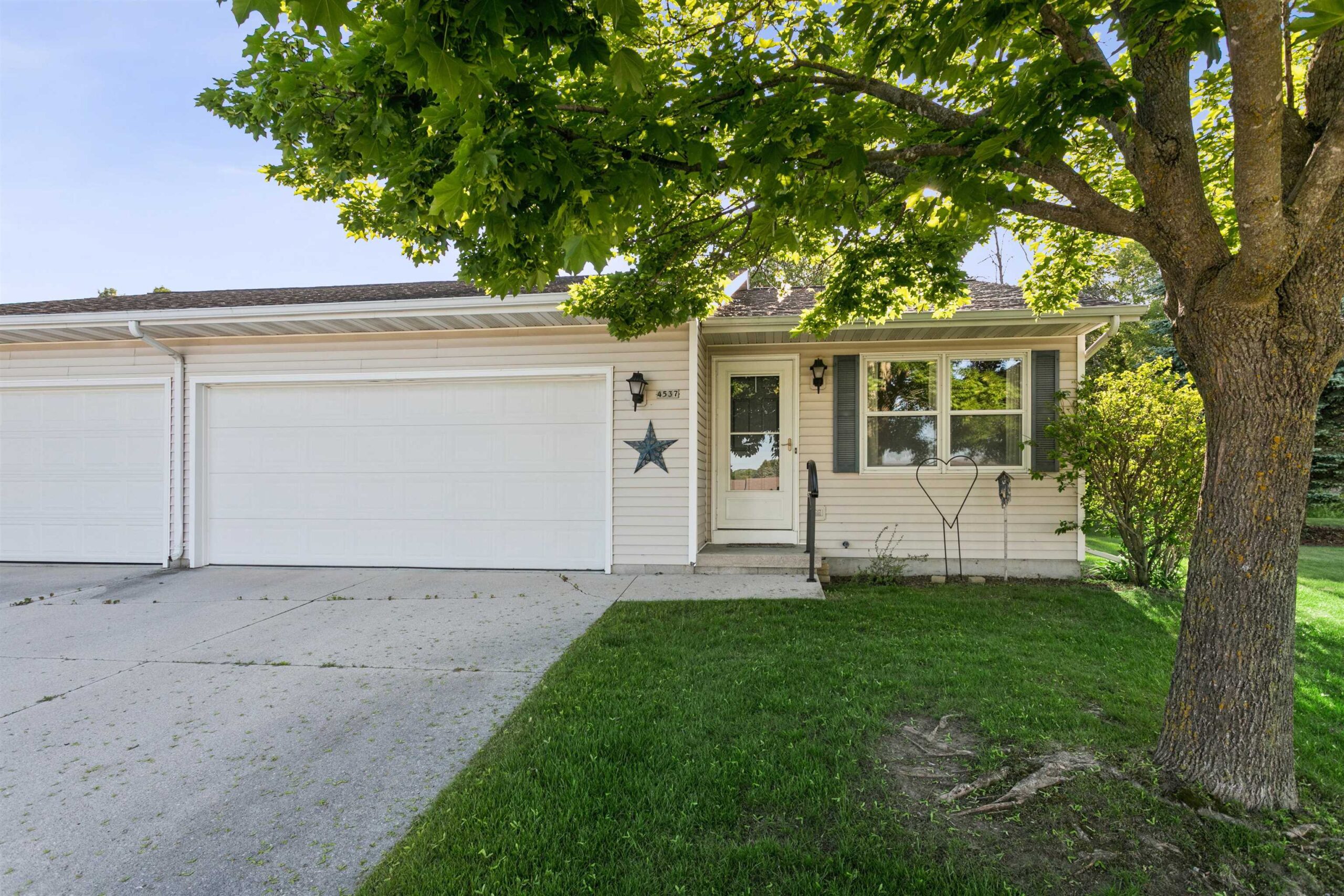 4537 OAKTREE Court property preview photograph