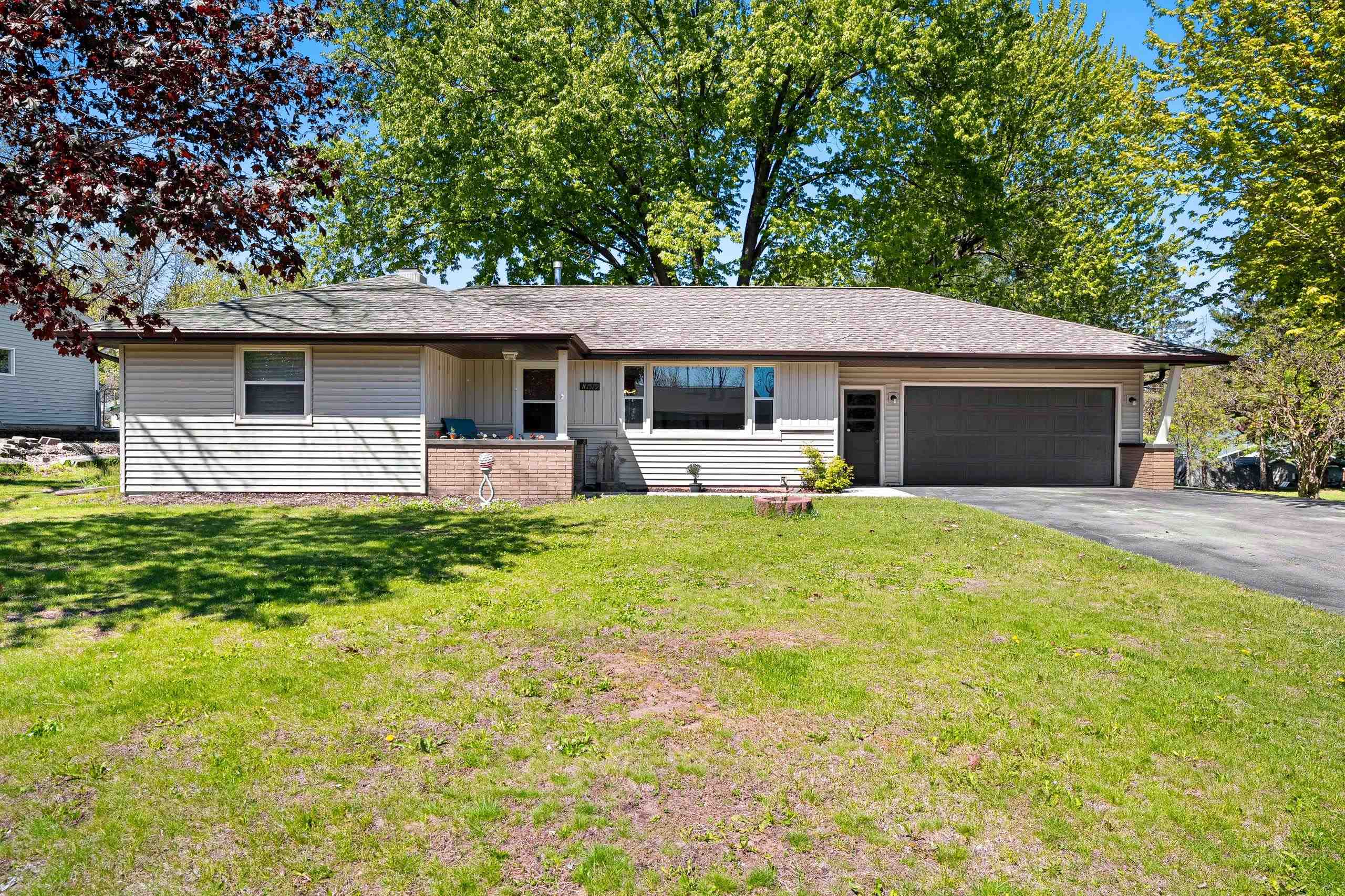 N1579 RIDGEWAY Drive property preview photograph