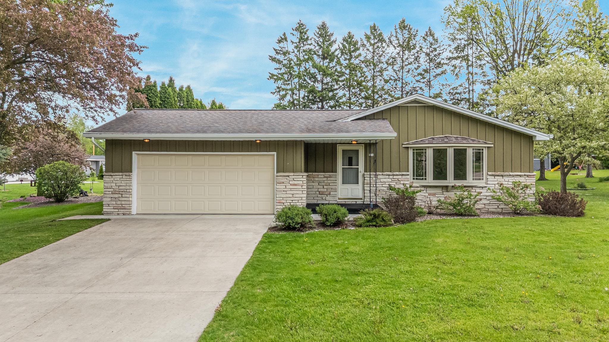 324 S PARKWAY Drive property preview photograph