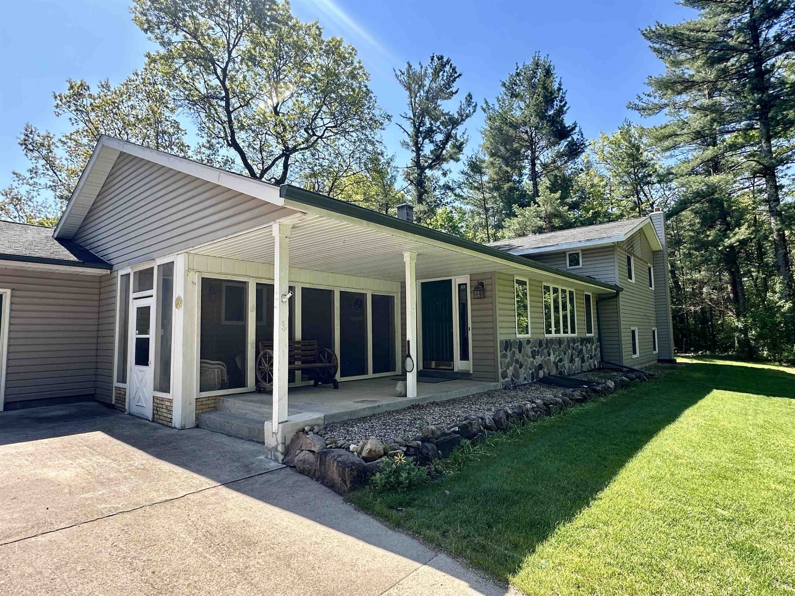 7051 WOODLAND Lane property preview photograph