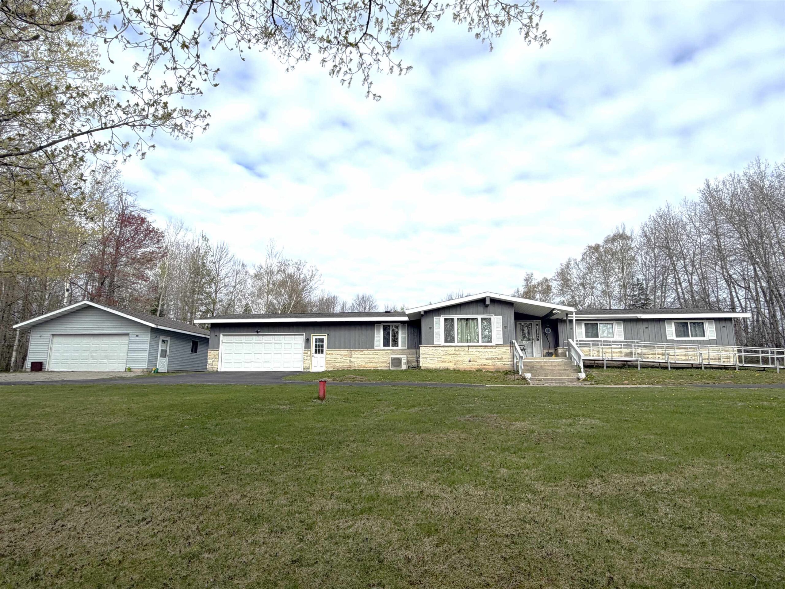 N2813 BAY DE NOC Drive property preview photograph