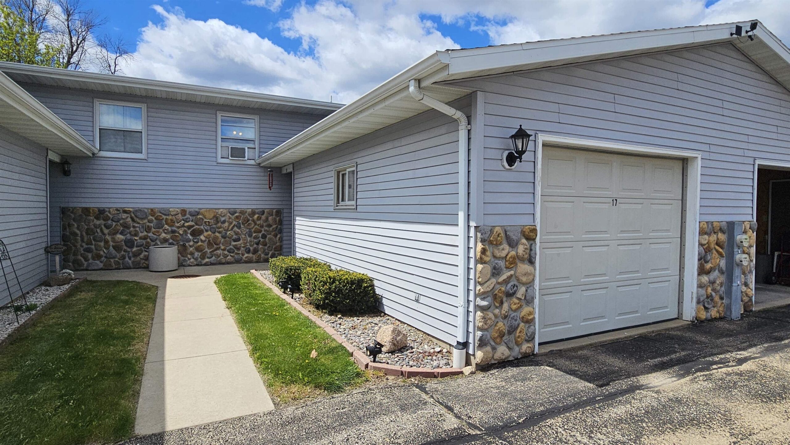 112 E HOFMAN Street property preview photograph