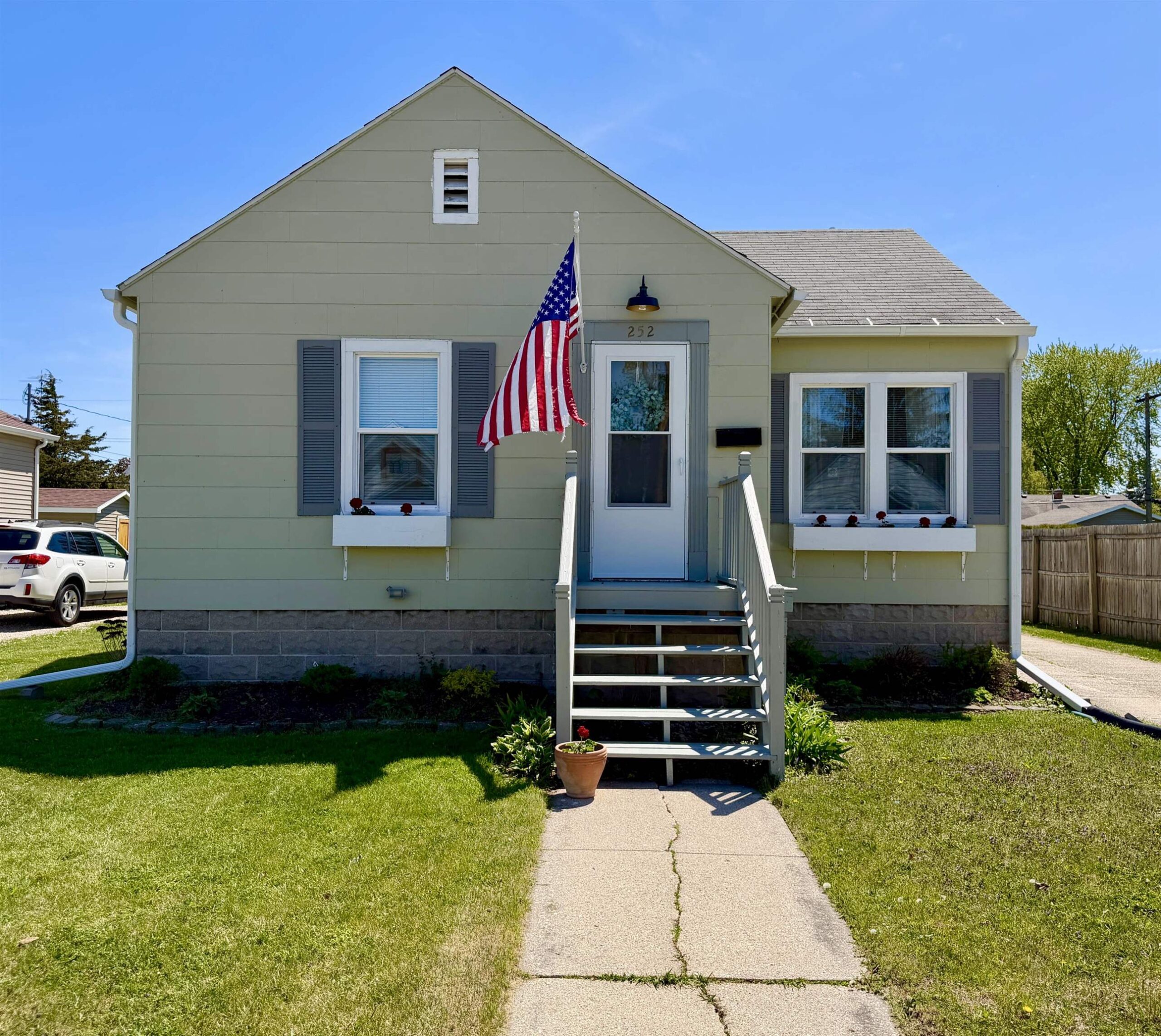 252 E SCOTT Street property preview photograph