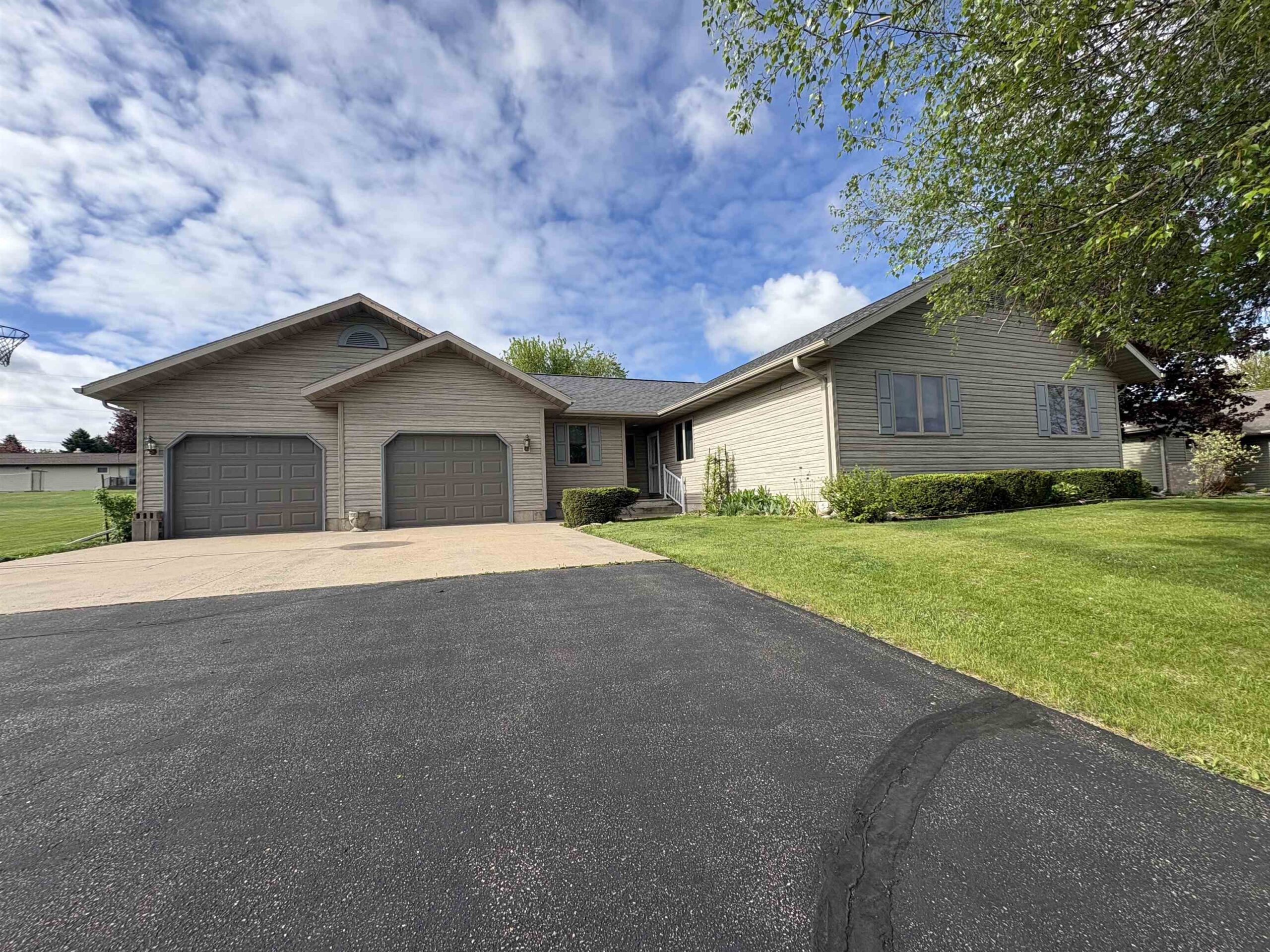 410 E CEDAR Street property preview photograph