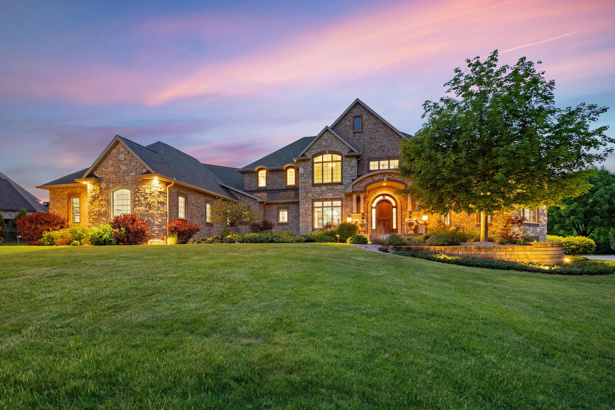 2828 E APPLE HILL Boulevard property preview photograph