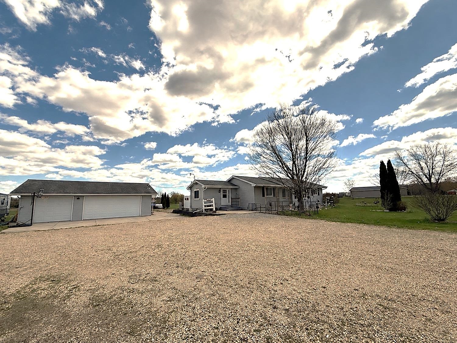 N7474 WHITE CLOVER Road property preview photograph