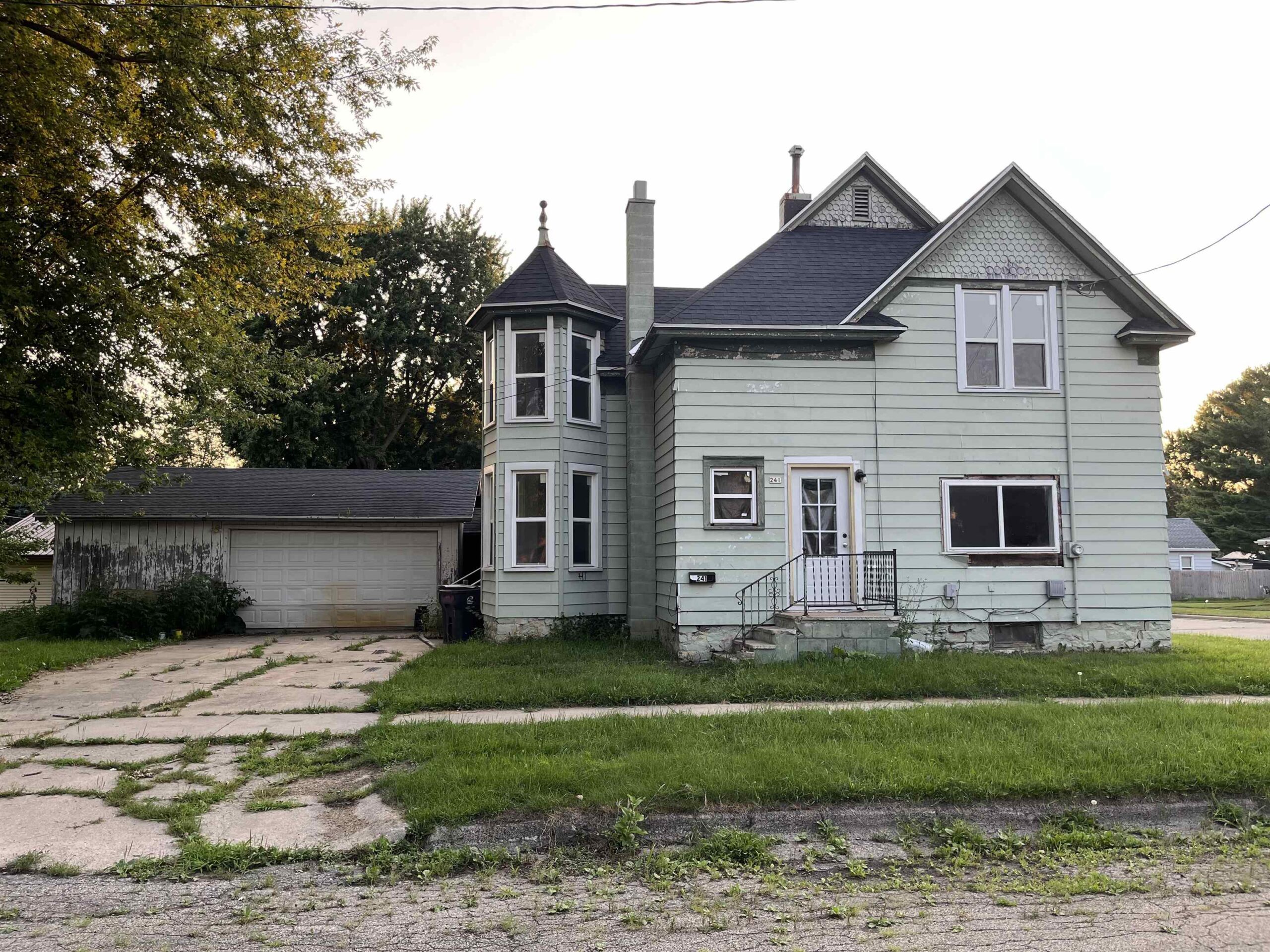 241 FRONTIER Street property preview photograph