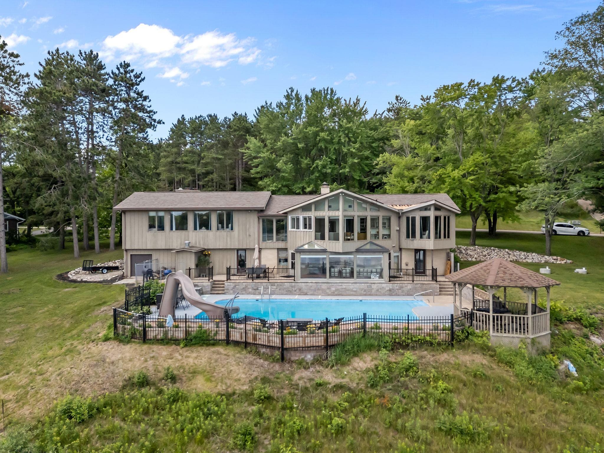 W8255 BUTTERCUP Court property preview photograph