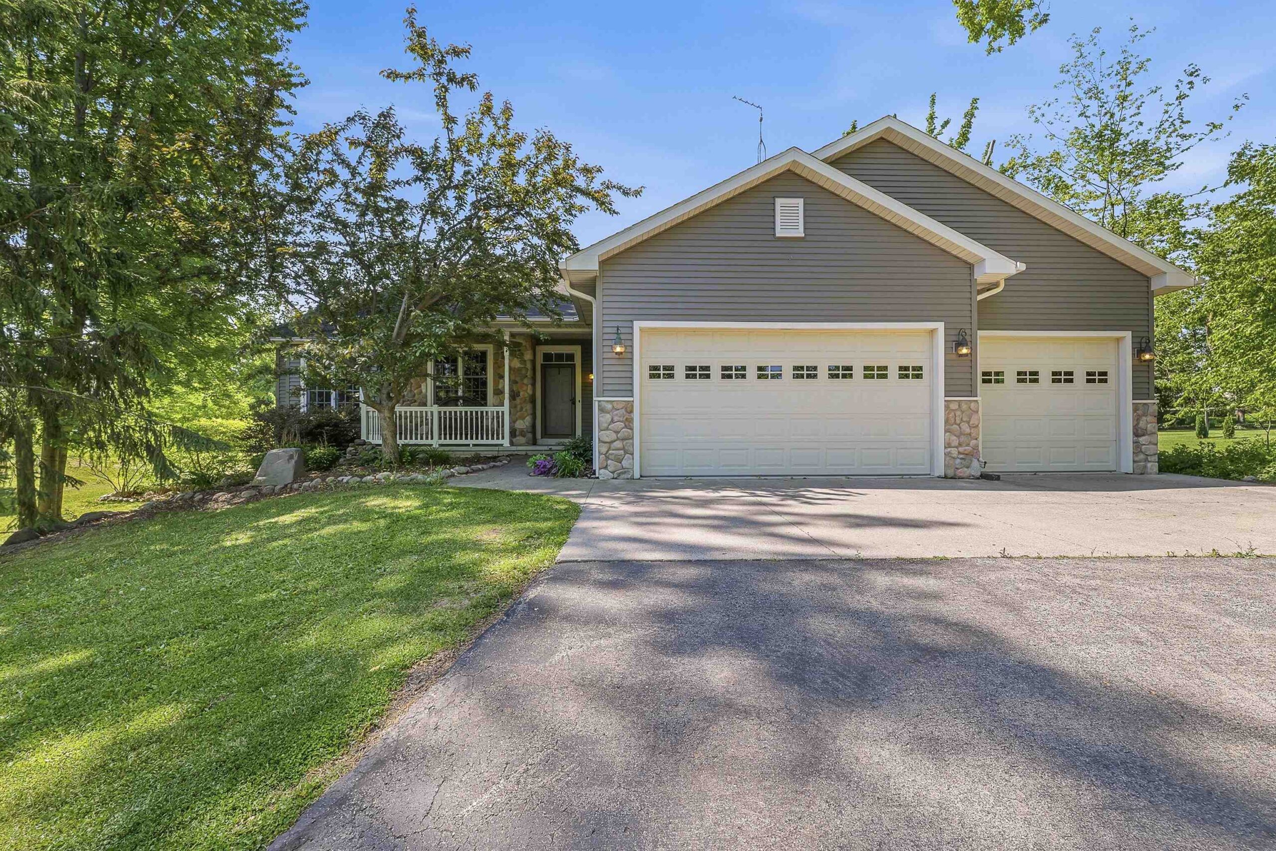 W7974 THOMASWOOD Trail property preview photograph