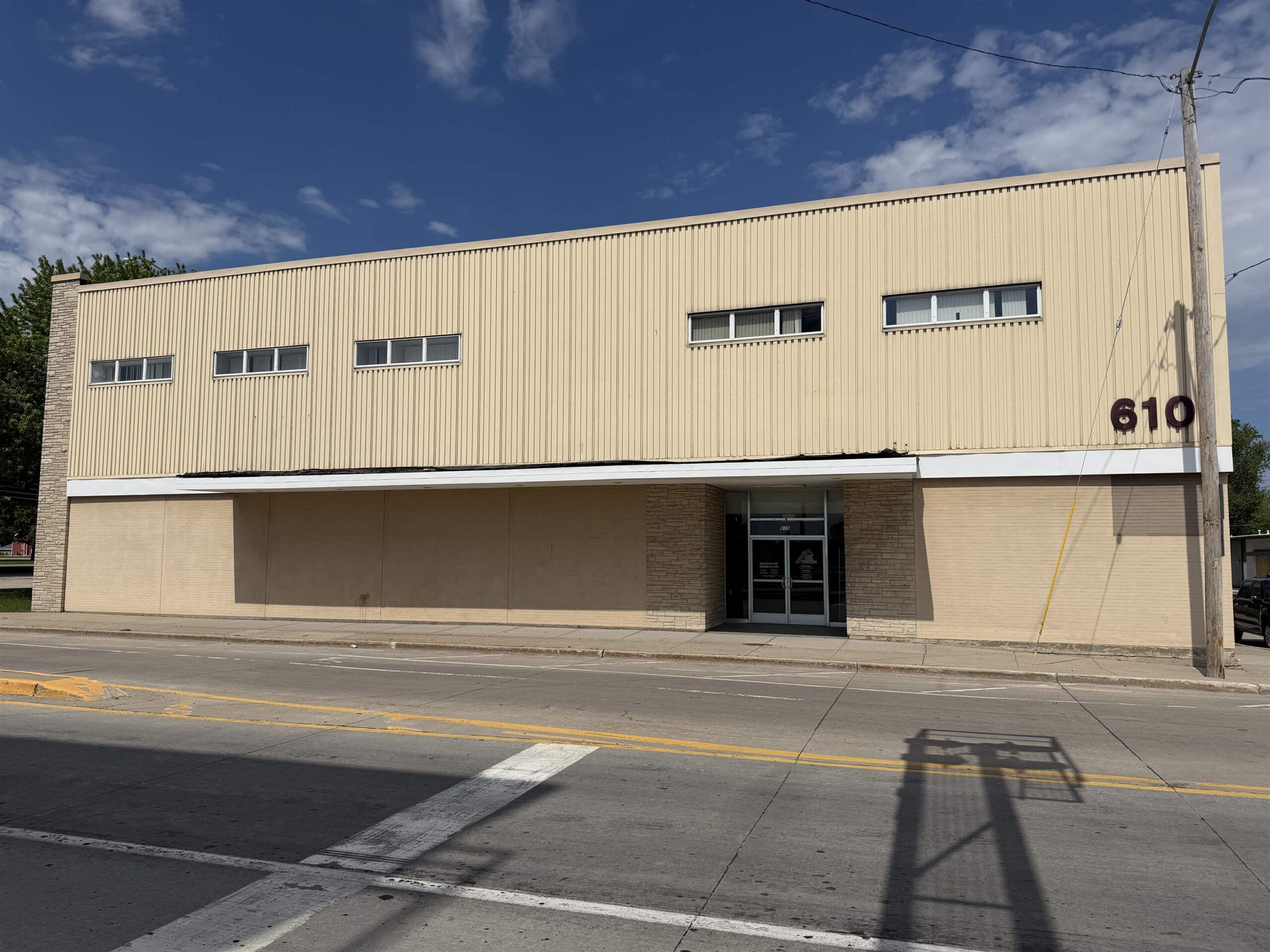 610 S BROADWAY Street property preview photograph