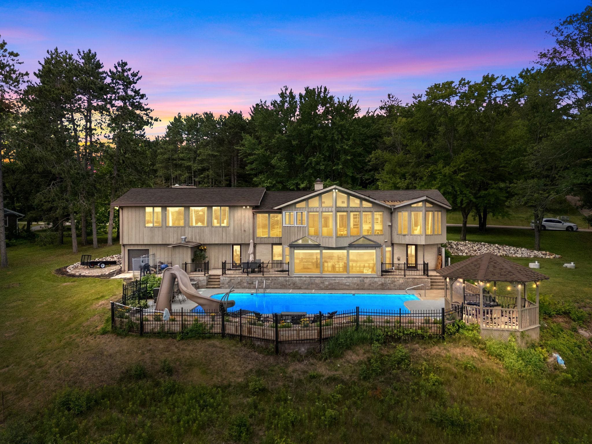 W8255 BUTTERCUP Court property preview photograph