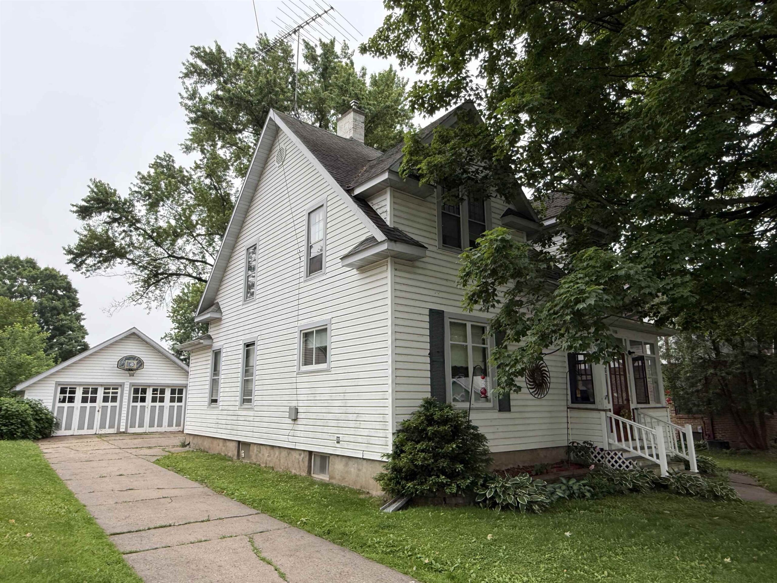 102 N CLINTON Avenue property preview photograph