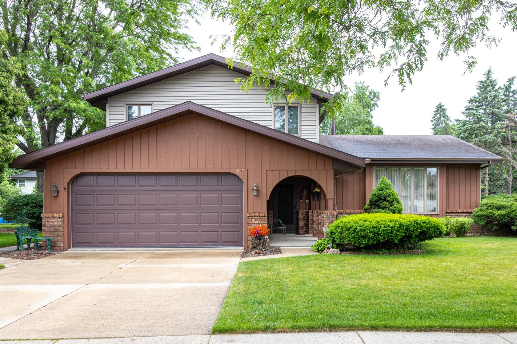 1017 E CAPITOL Drive property preview photograph