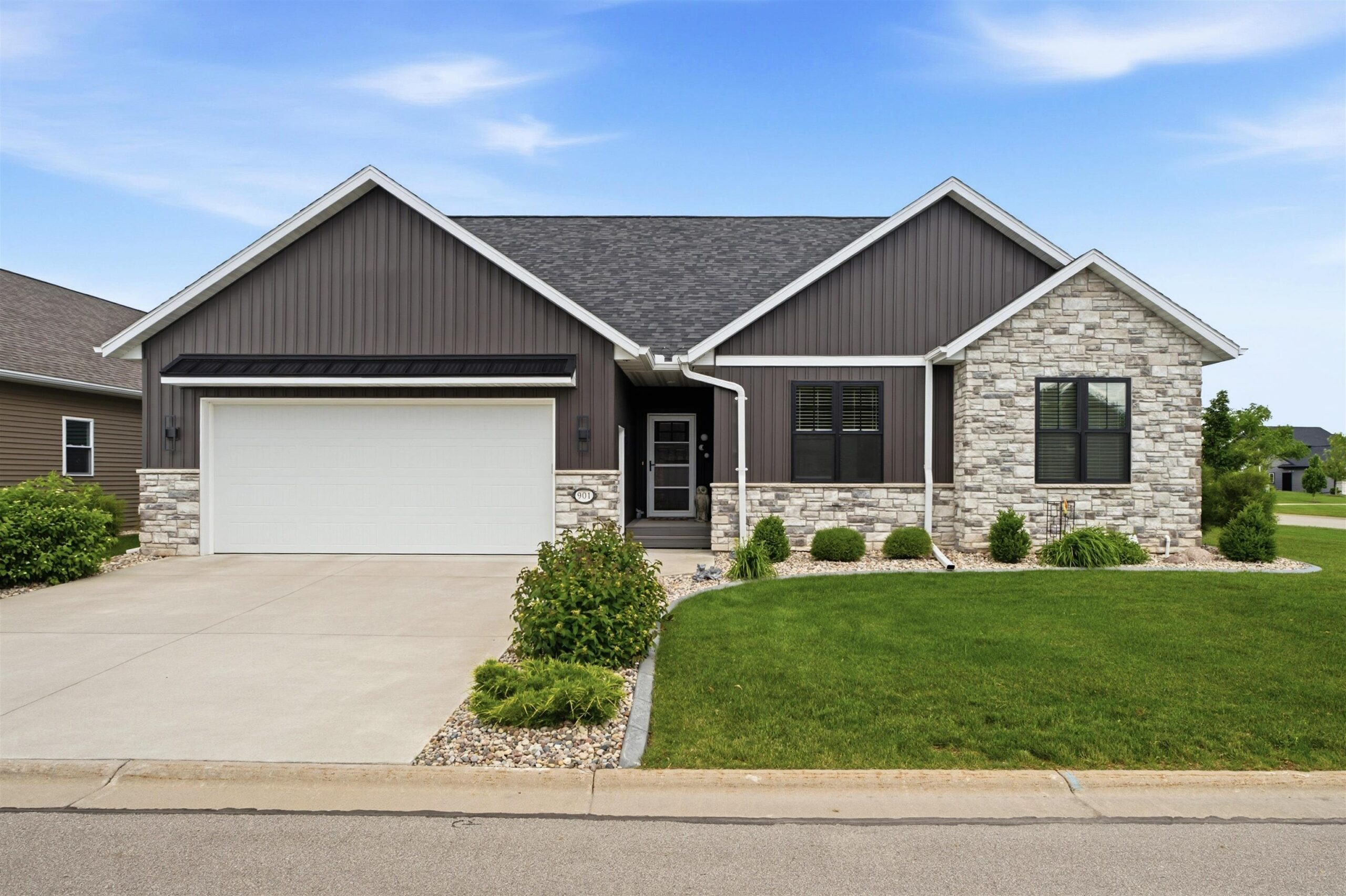 901 CLOVER Court property preview photograph
