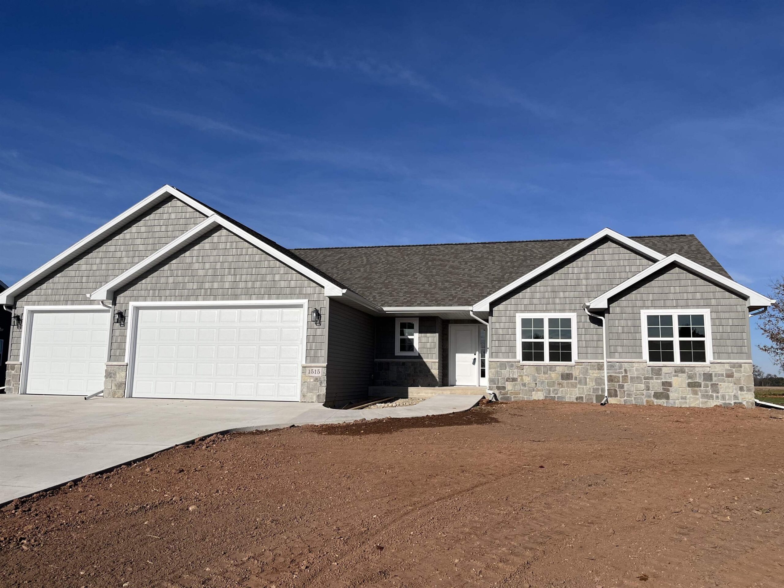 1515 CAROLINE Drive property preview photograph