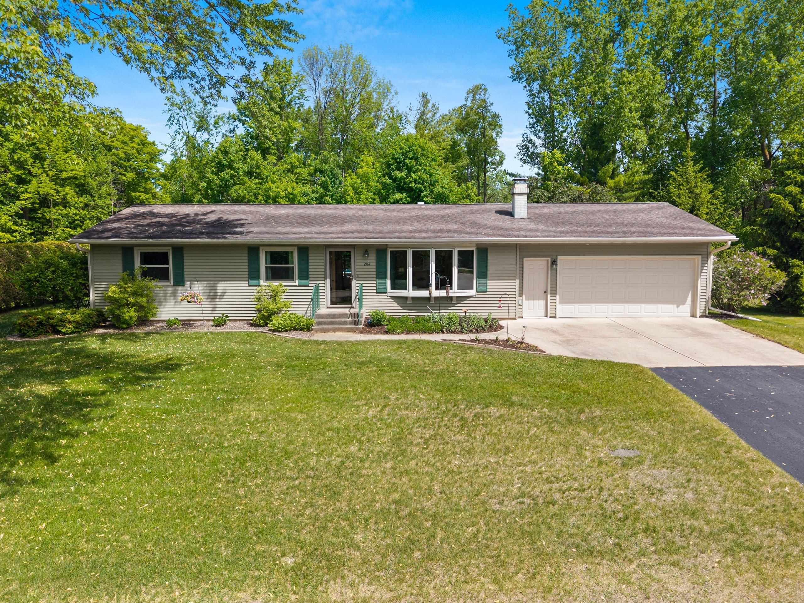 204 W HIGHLAND Drive property preview photograph