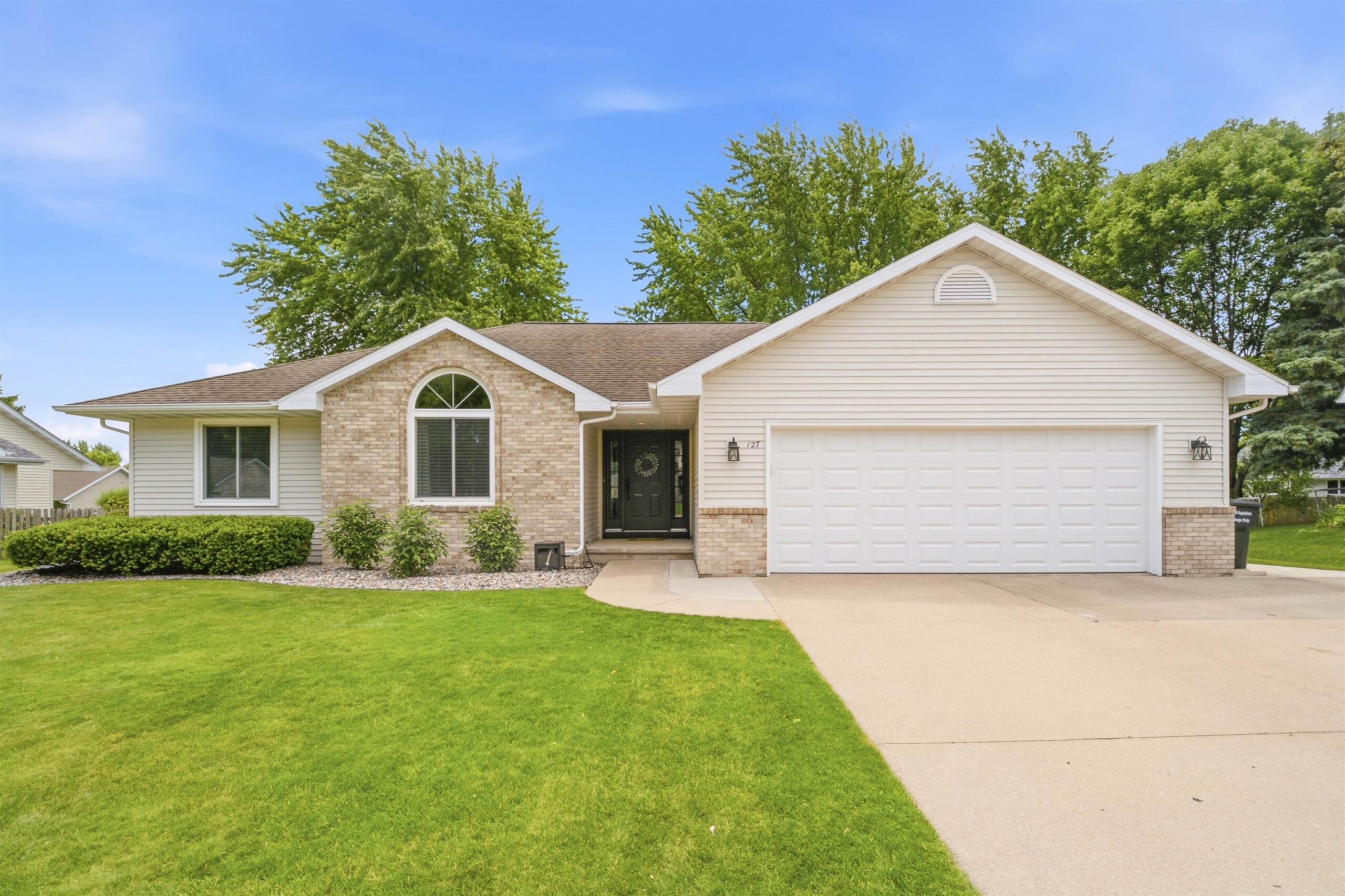127 W BAREFOOT Court property preview photograph
