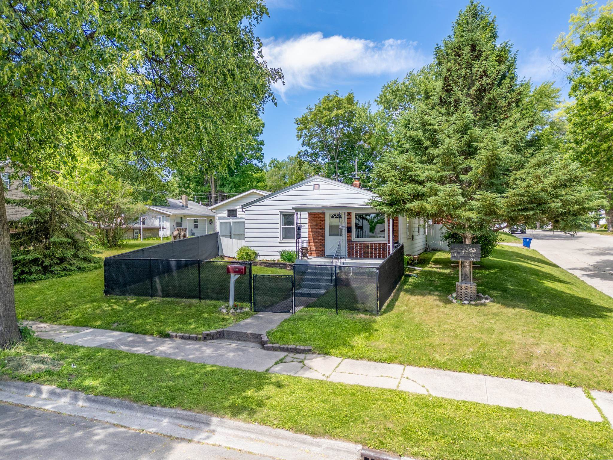 1200 S GREENWOOD Avenue property preview photograph