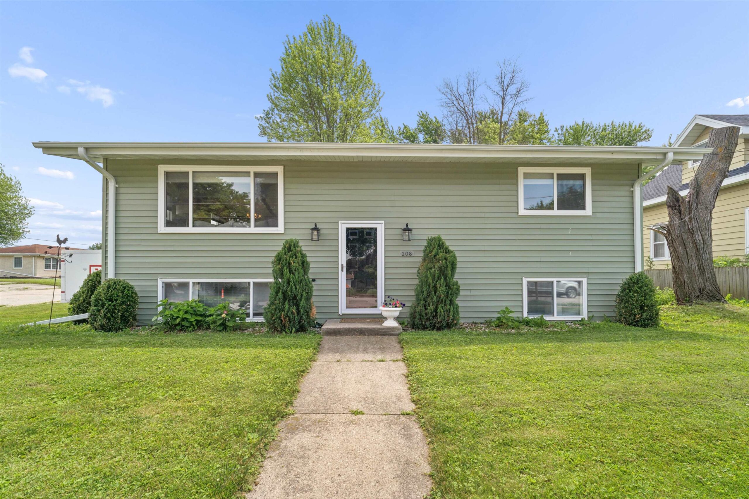 208 E BURDICK Street property preview photograph