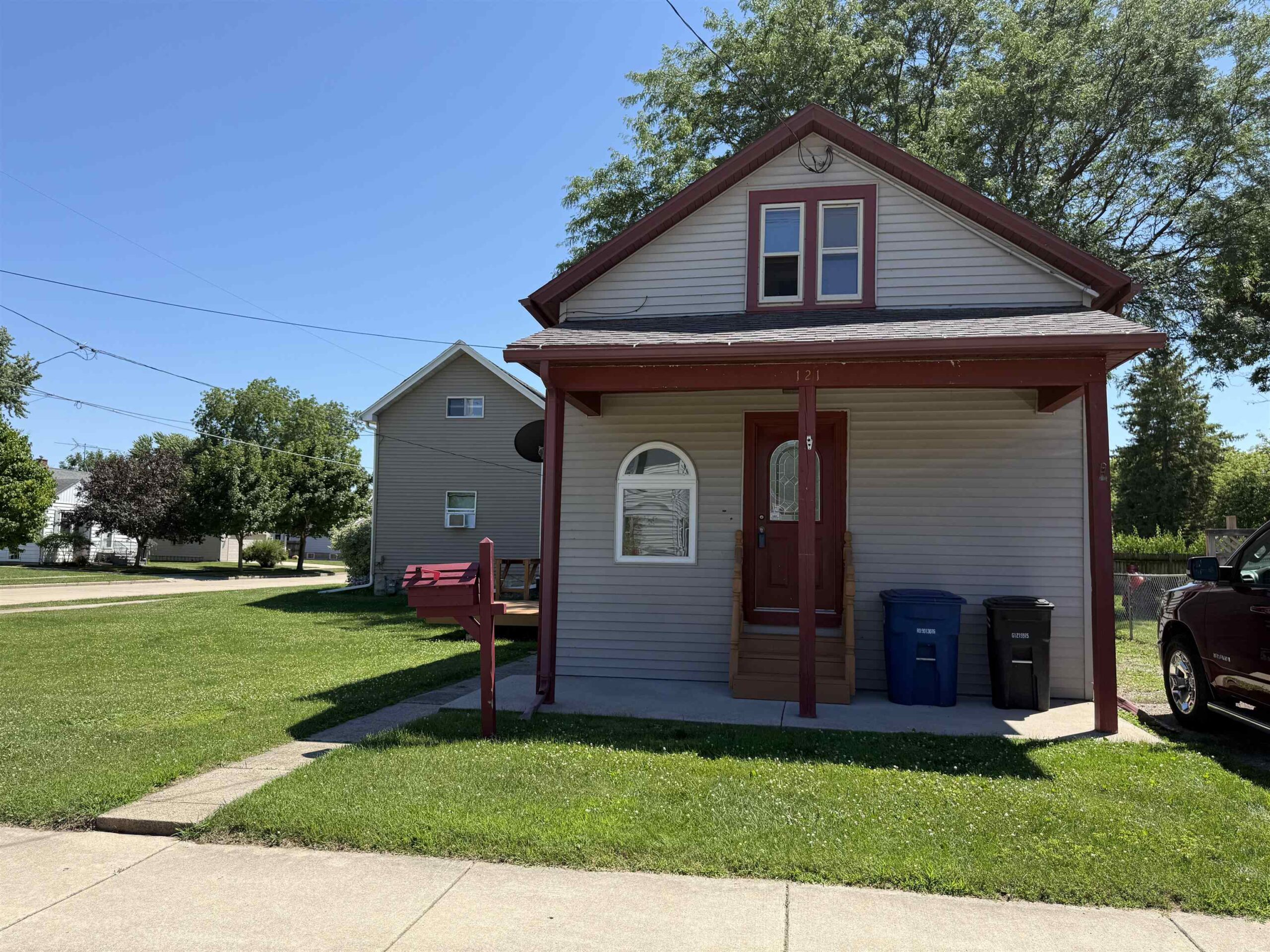 121 E MELVIN Avenue property preview photograph