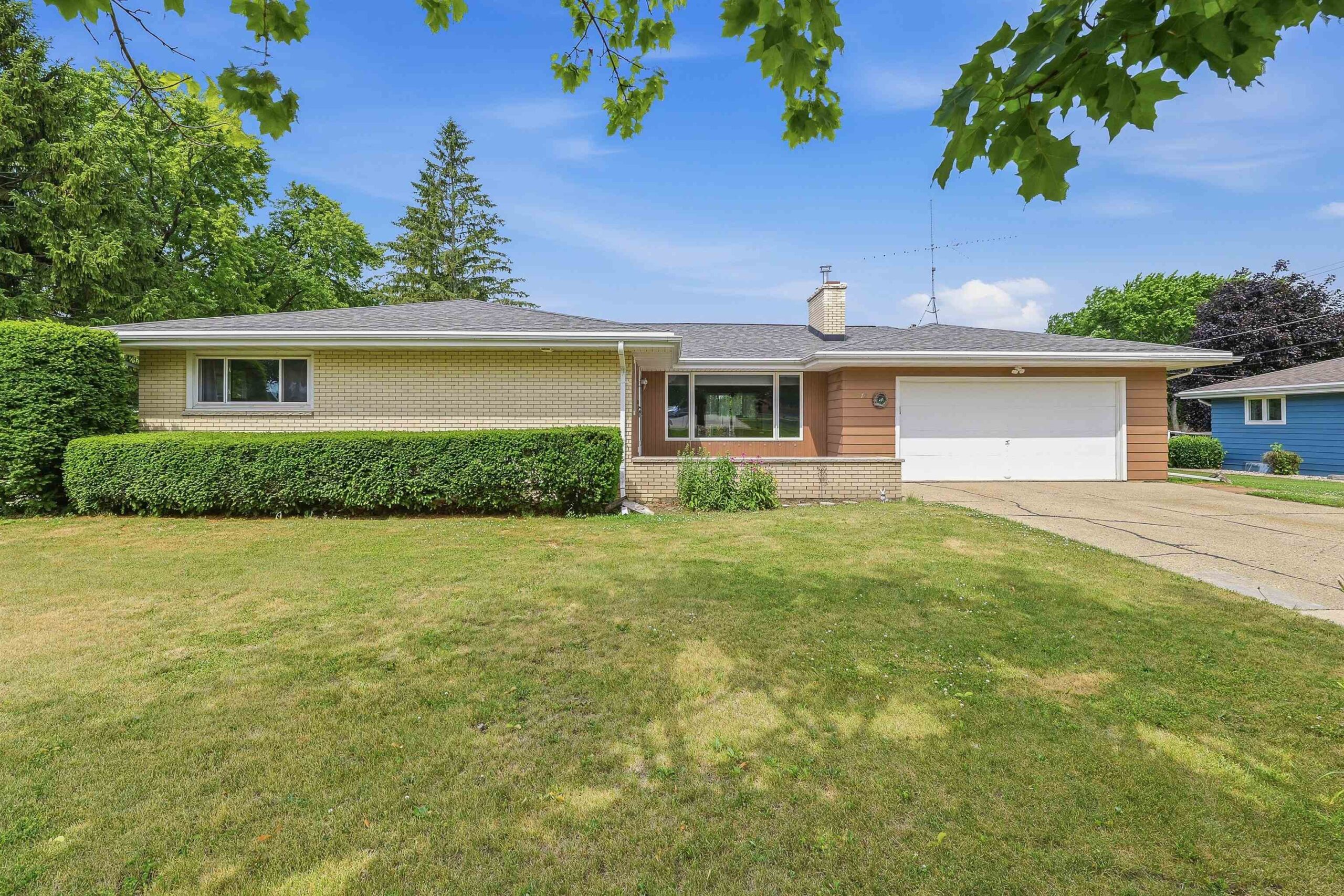 872 S PARK Avenue property preview photograph