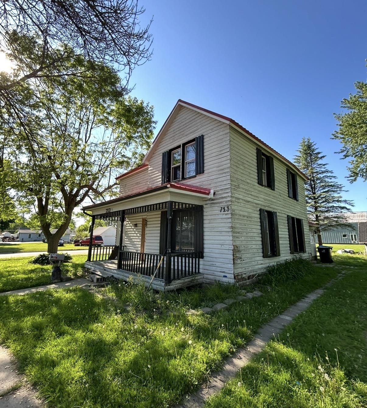 713 W WAUPACA Street property preview photograph
