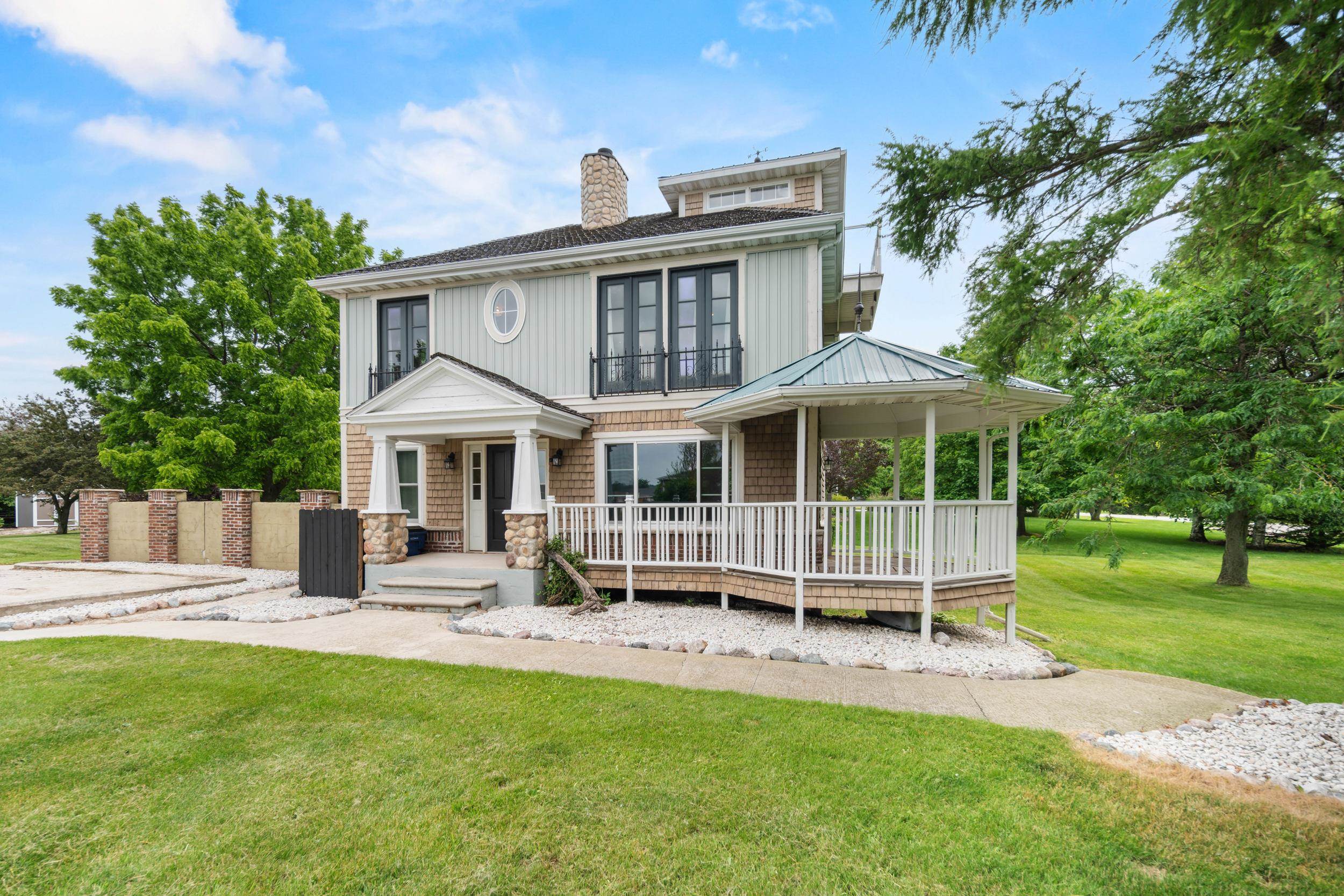 705 LAKESHORE Drive property preview photograph