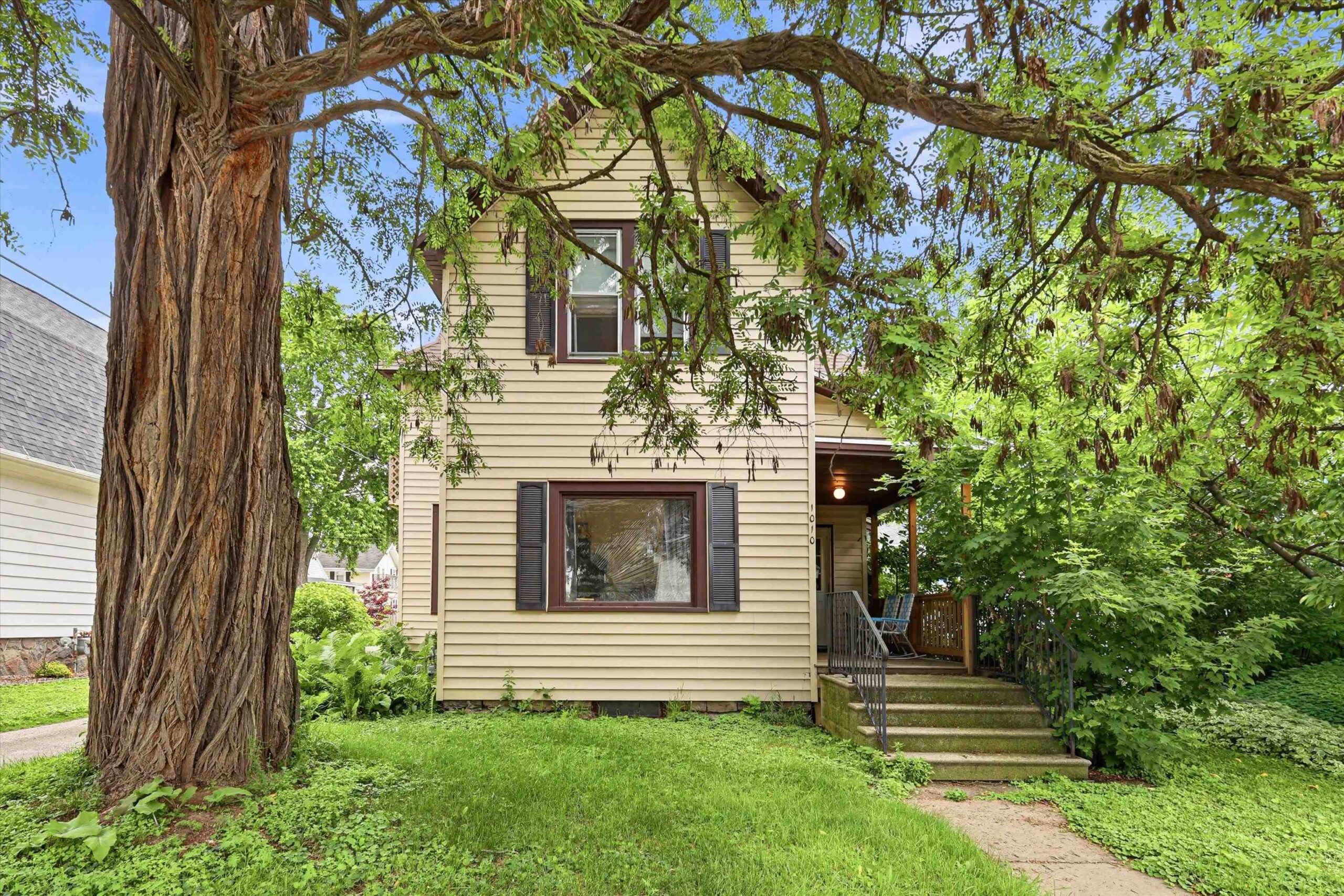1010 N DIVISION Street property preview photograph