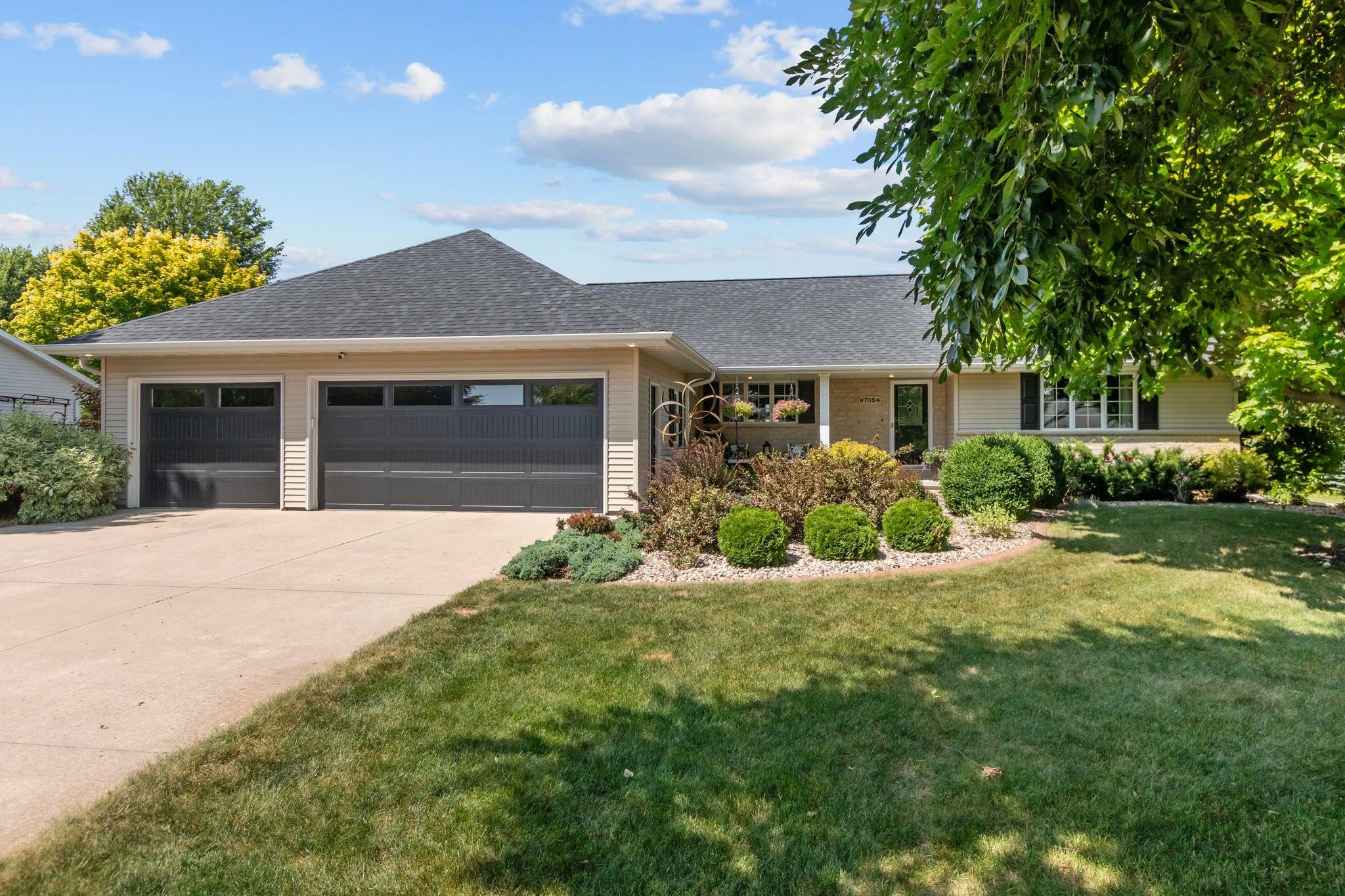 W7054 BLUEBLUFF Way property preview photograph