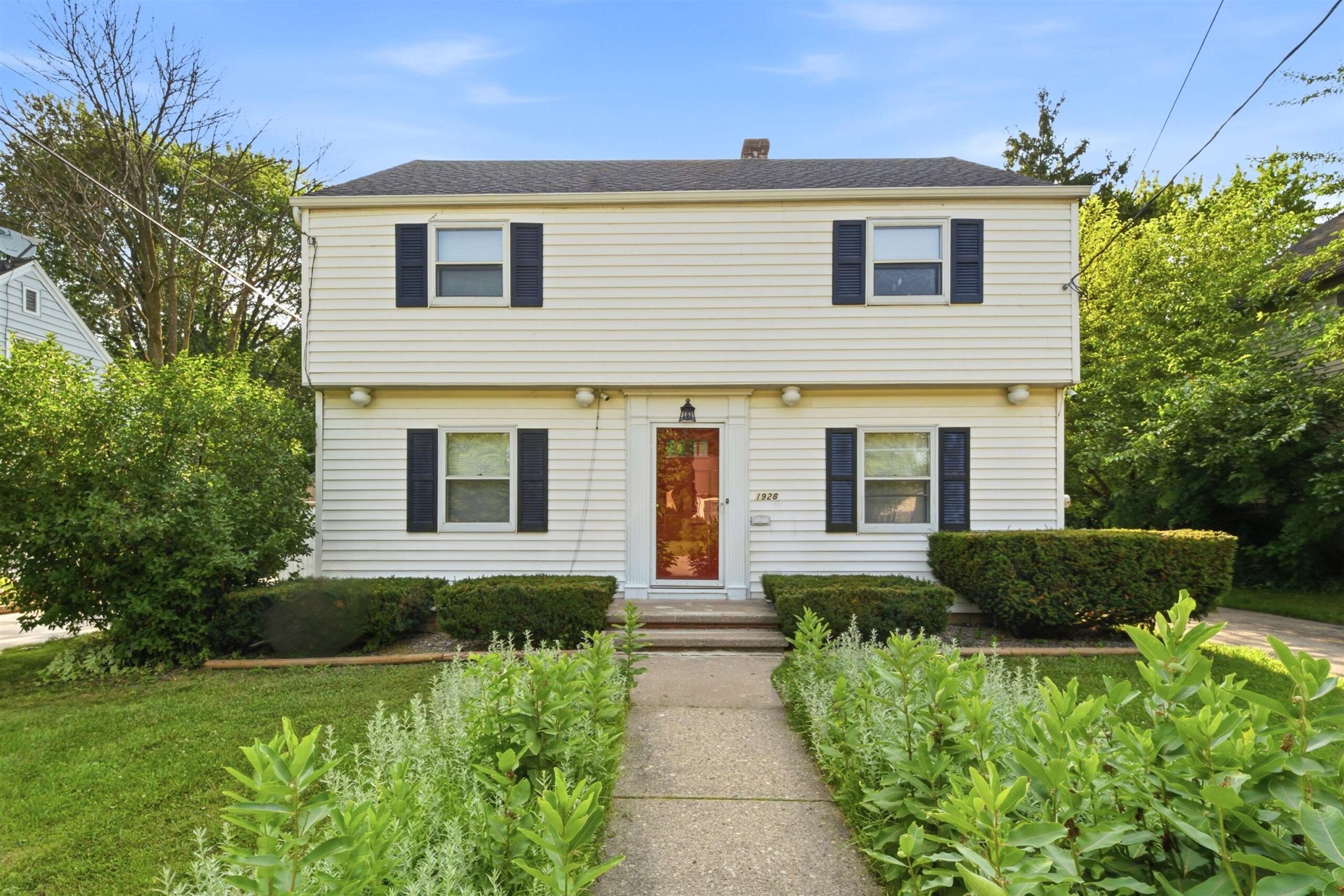 1928 S LAWE Street property preview photograph