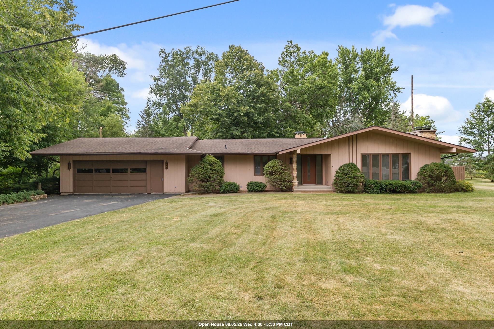 W6425 LAKEVIEW Court property preview photograph