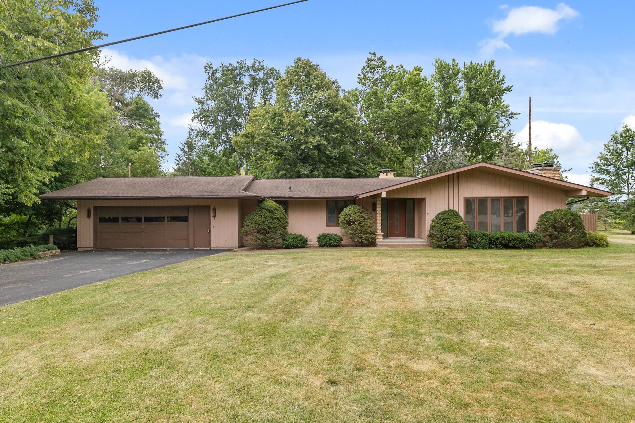 W6425 LAKEVIEW Court property preview photograph
