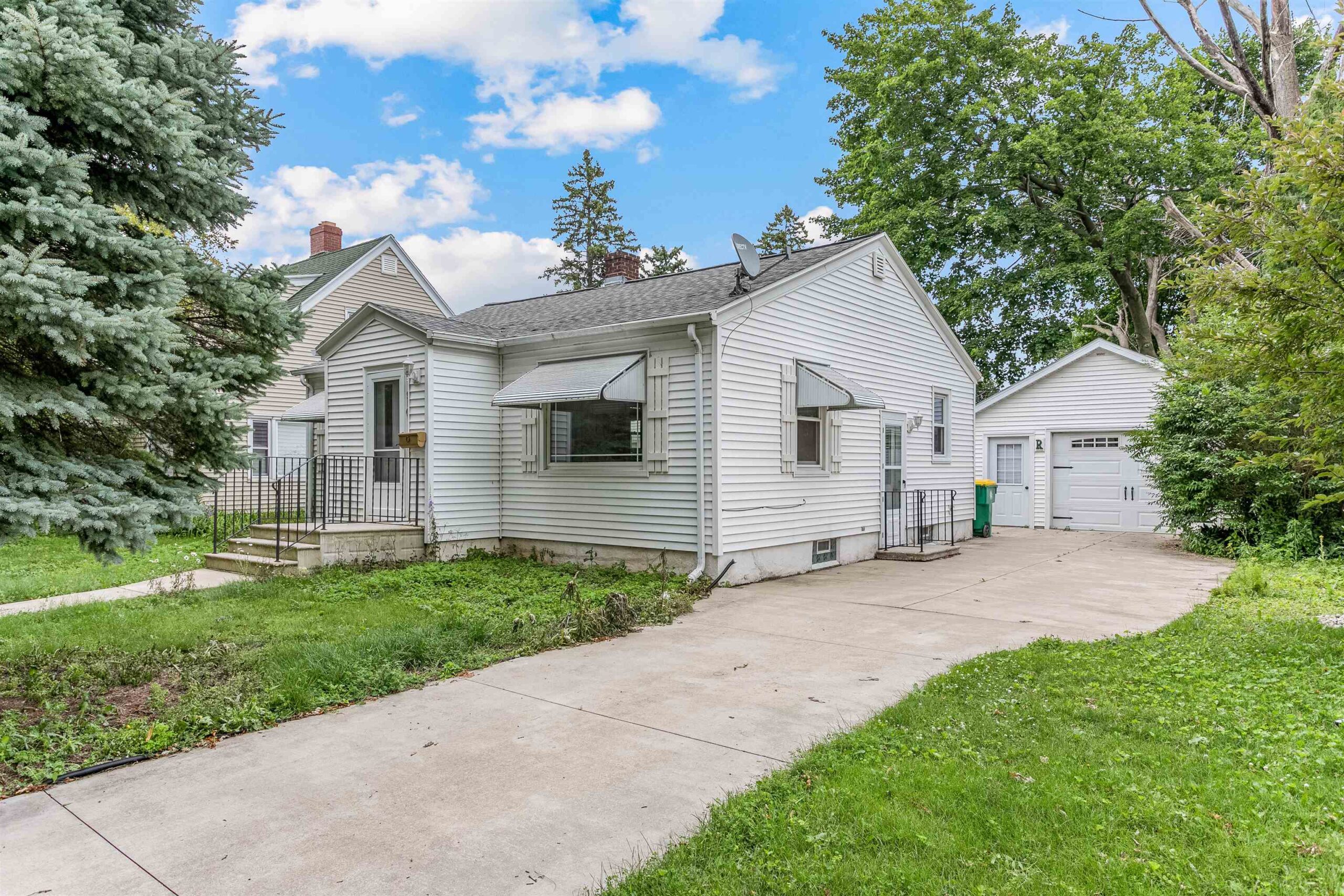 910 WILSON Avenue property preview photograph