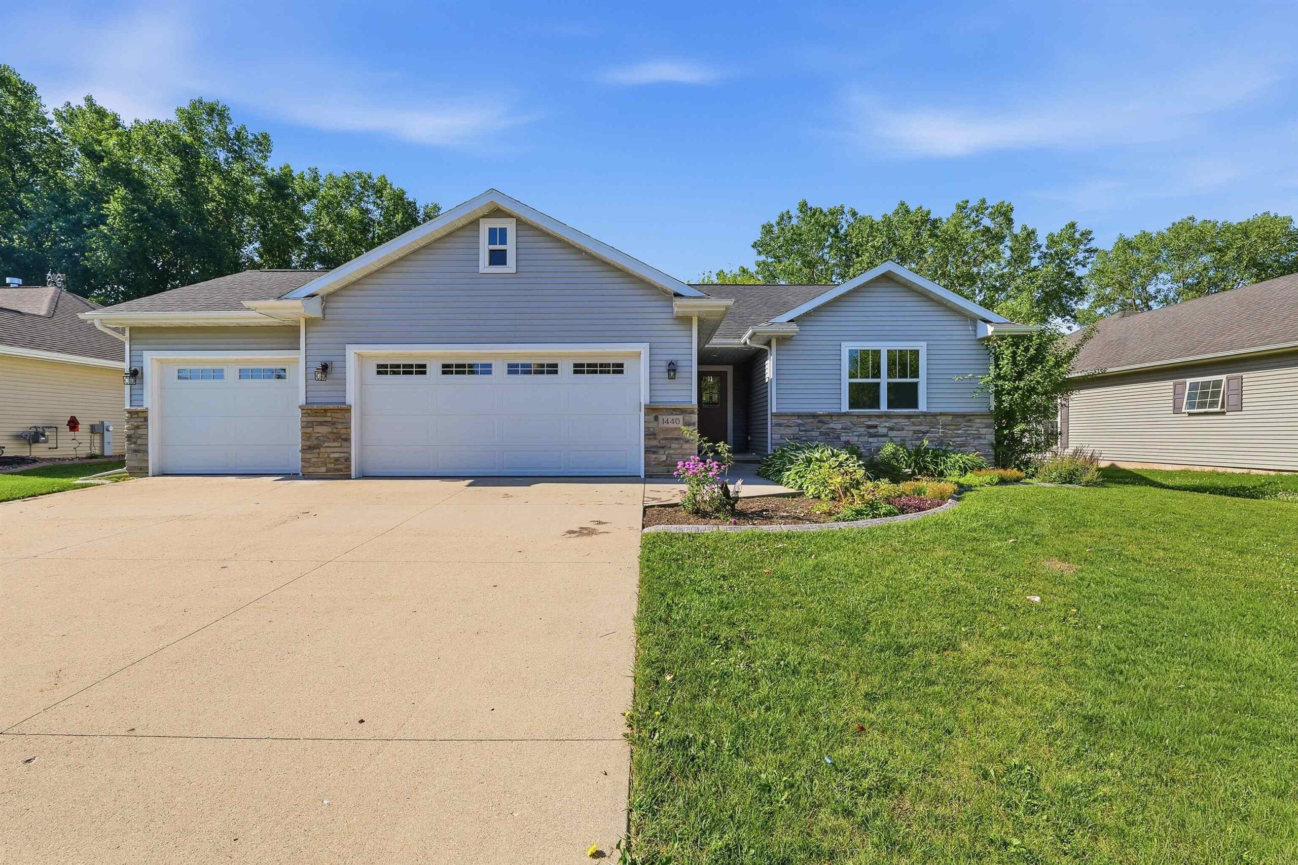 1440 HUNTER Avenue property preview photograph