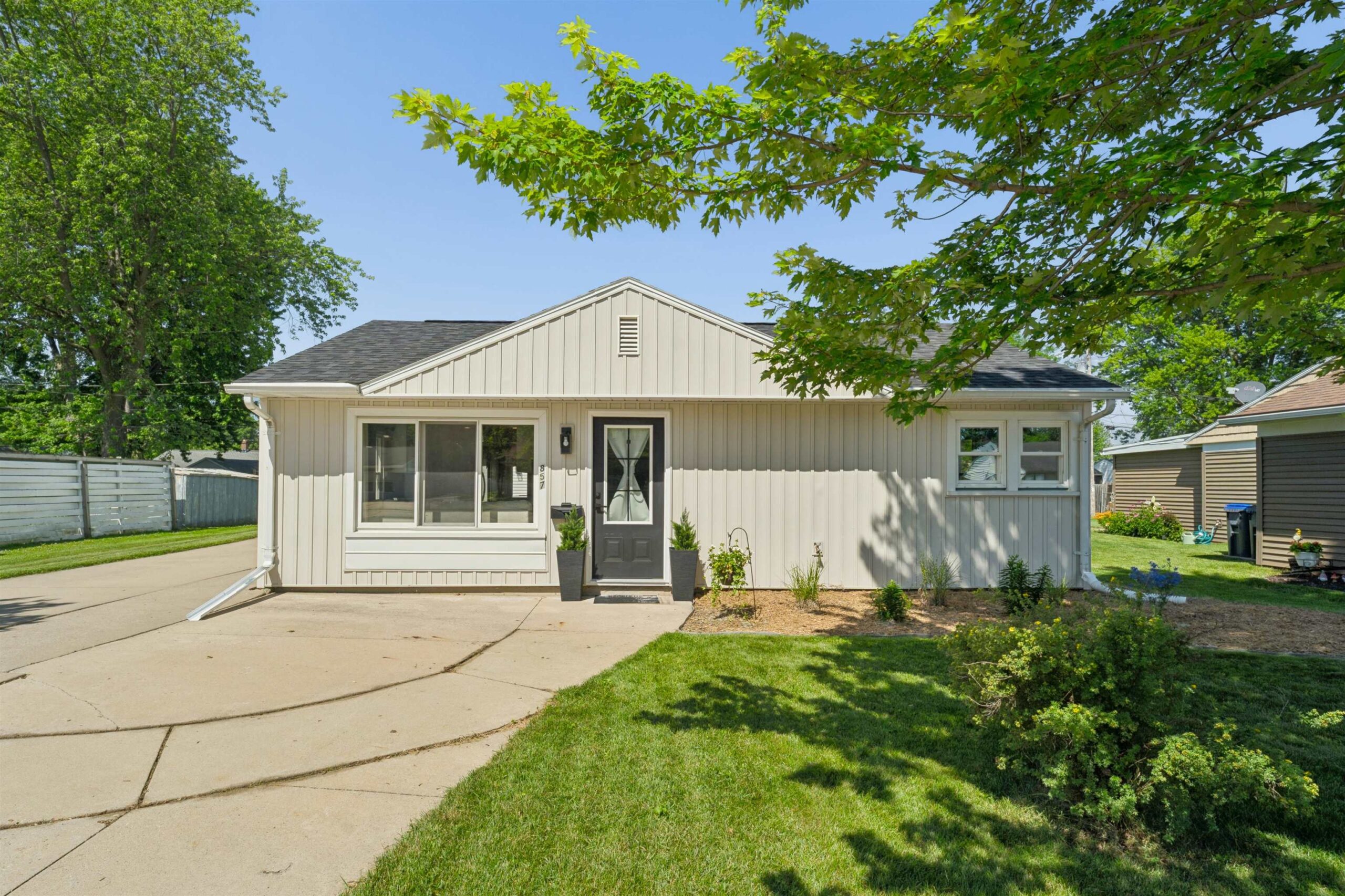 857 HUNT Avenue property preview photograph