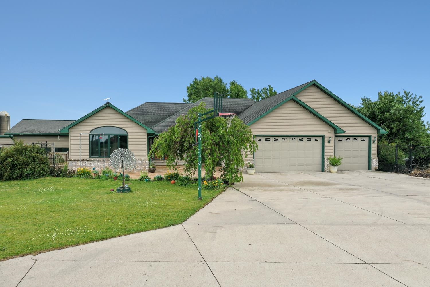 23689 MANITOWOC Road property preview photograph