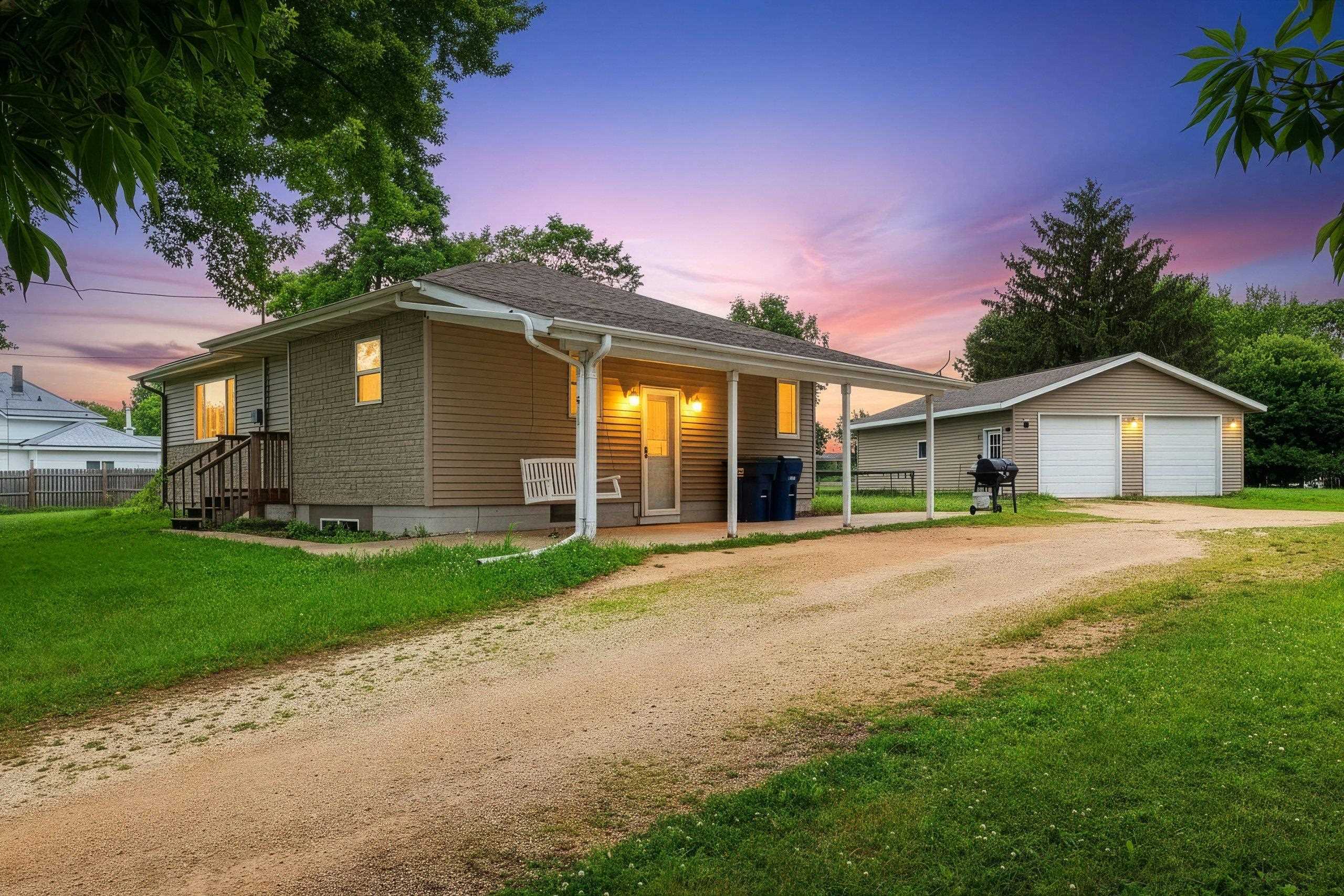 210 N GRAND Avenue property preview photograph