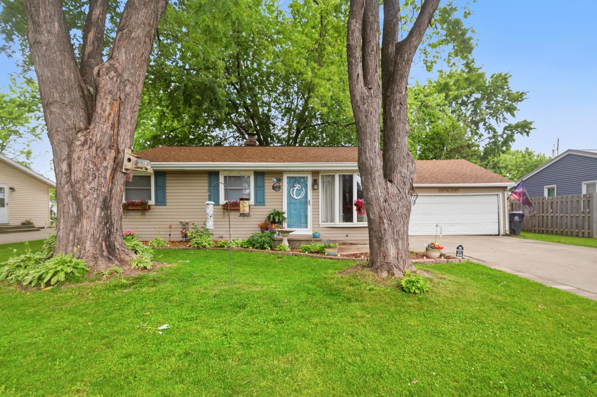 372 MARK Court property preview photograph
