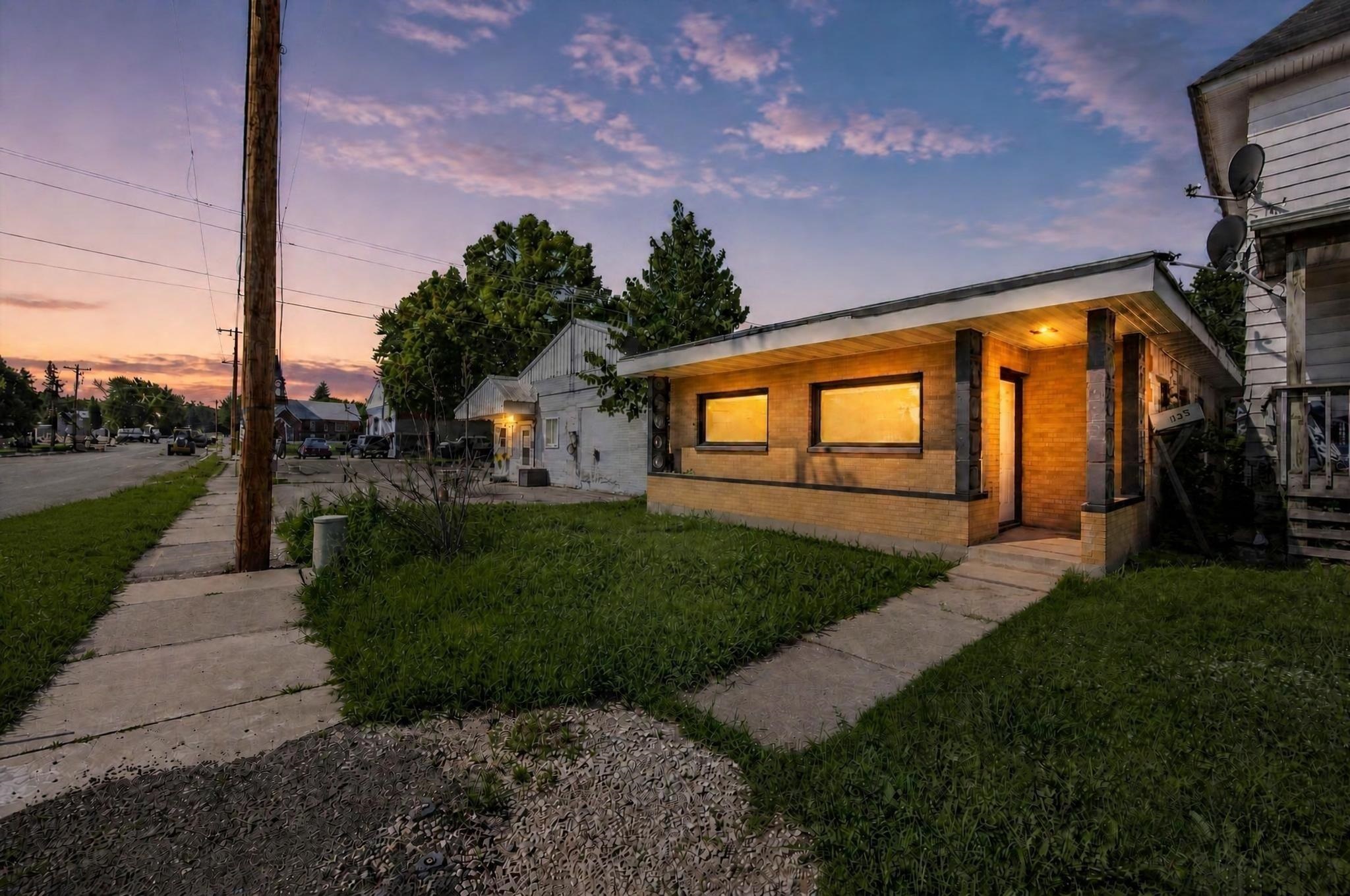 135 N MCKENZIE Avenue property preview photograph