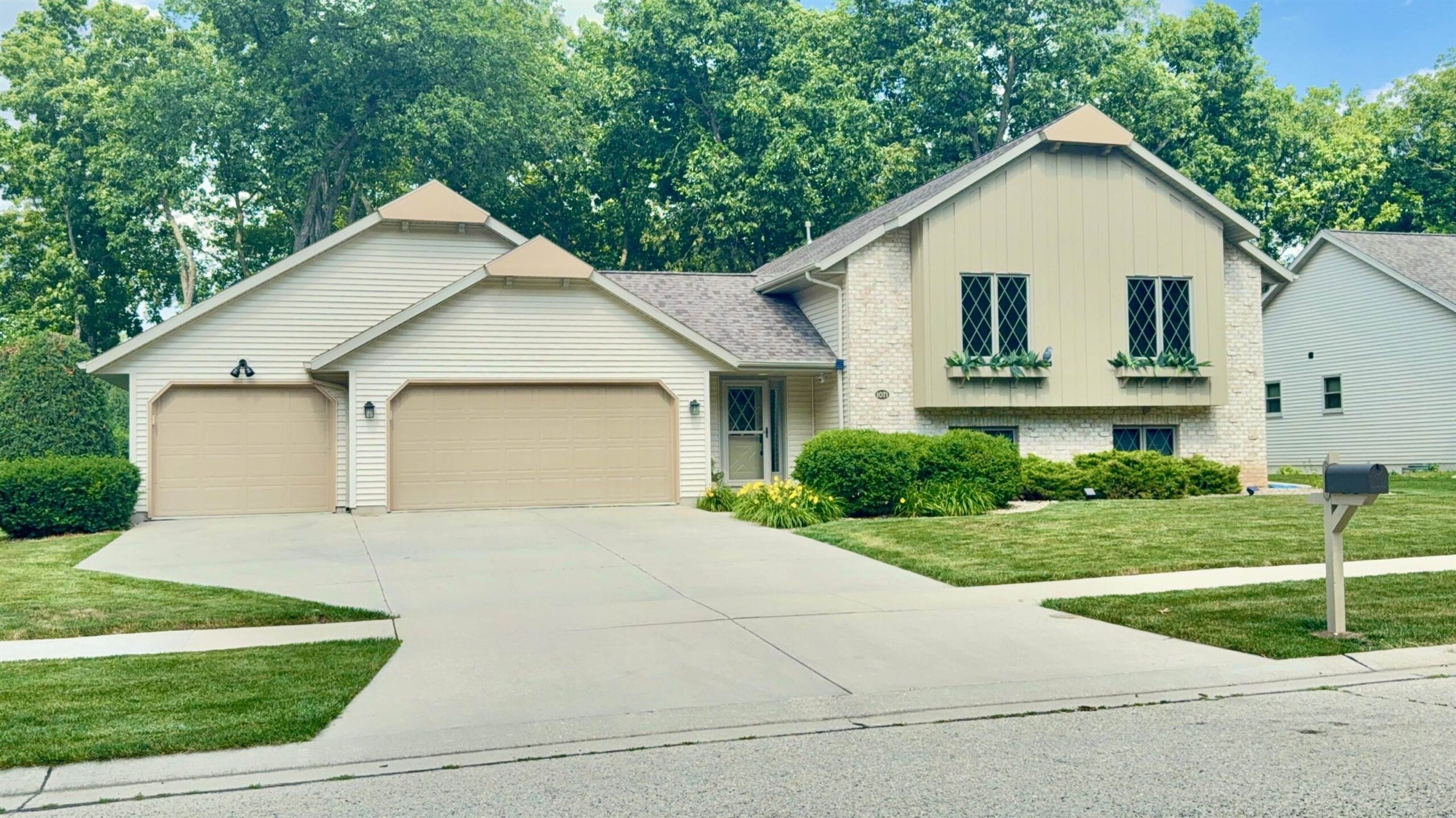 1071 WOODCREST Drive property preview photograph