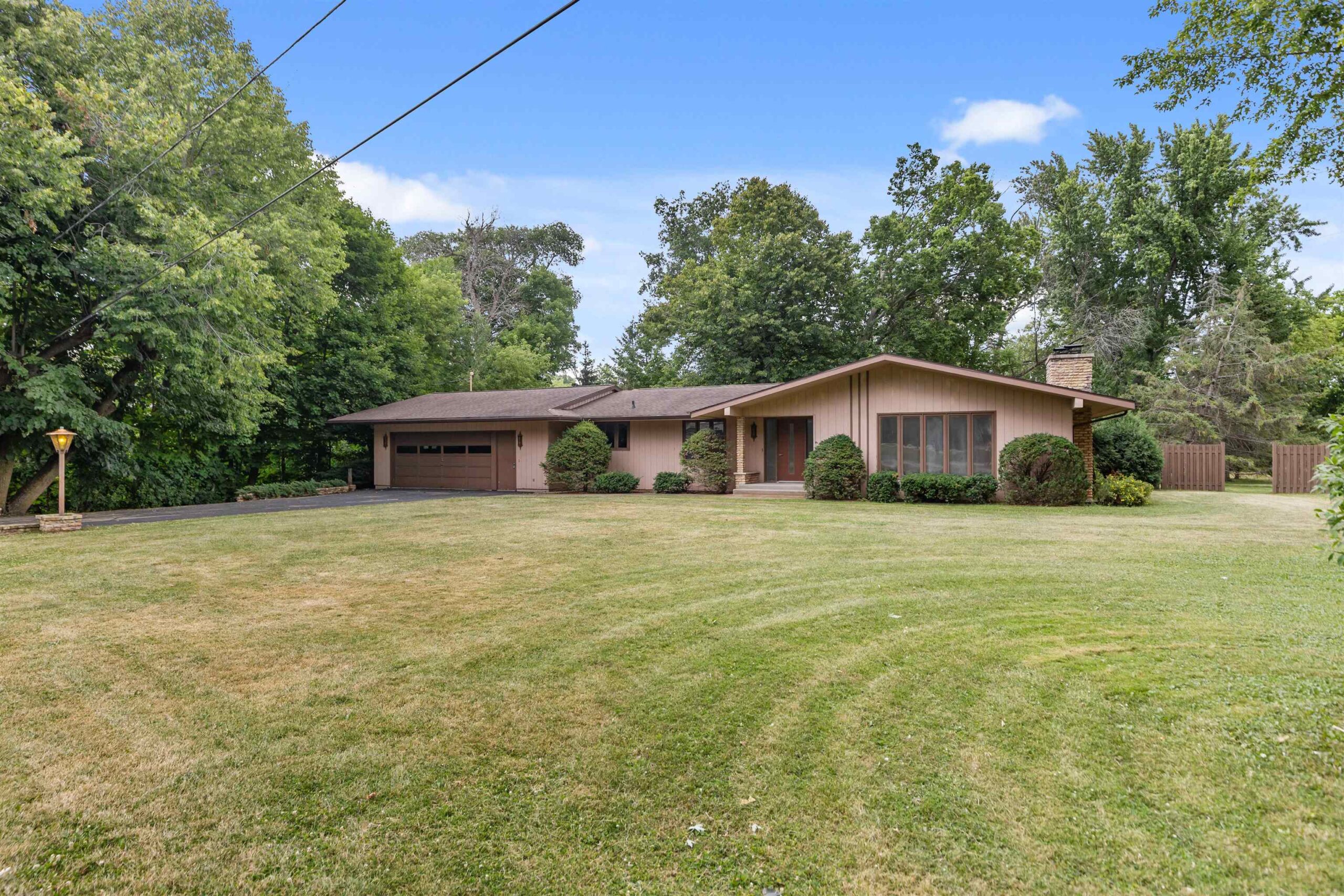 W6425 LAKEVIEW Court property preview photograph