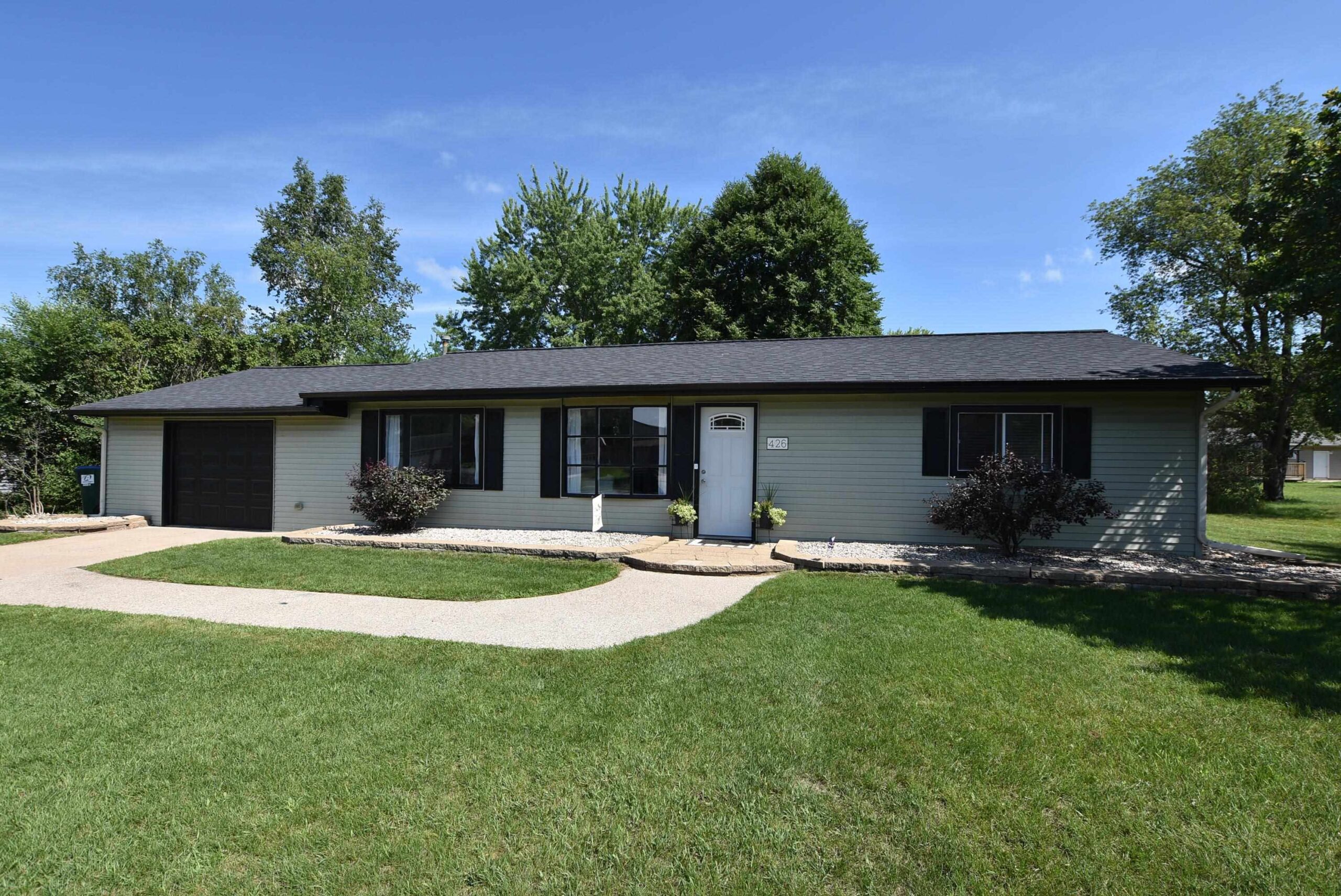 426 E GREEN MEADOW Drive property preview photograph