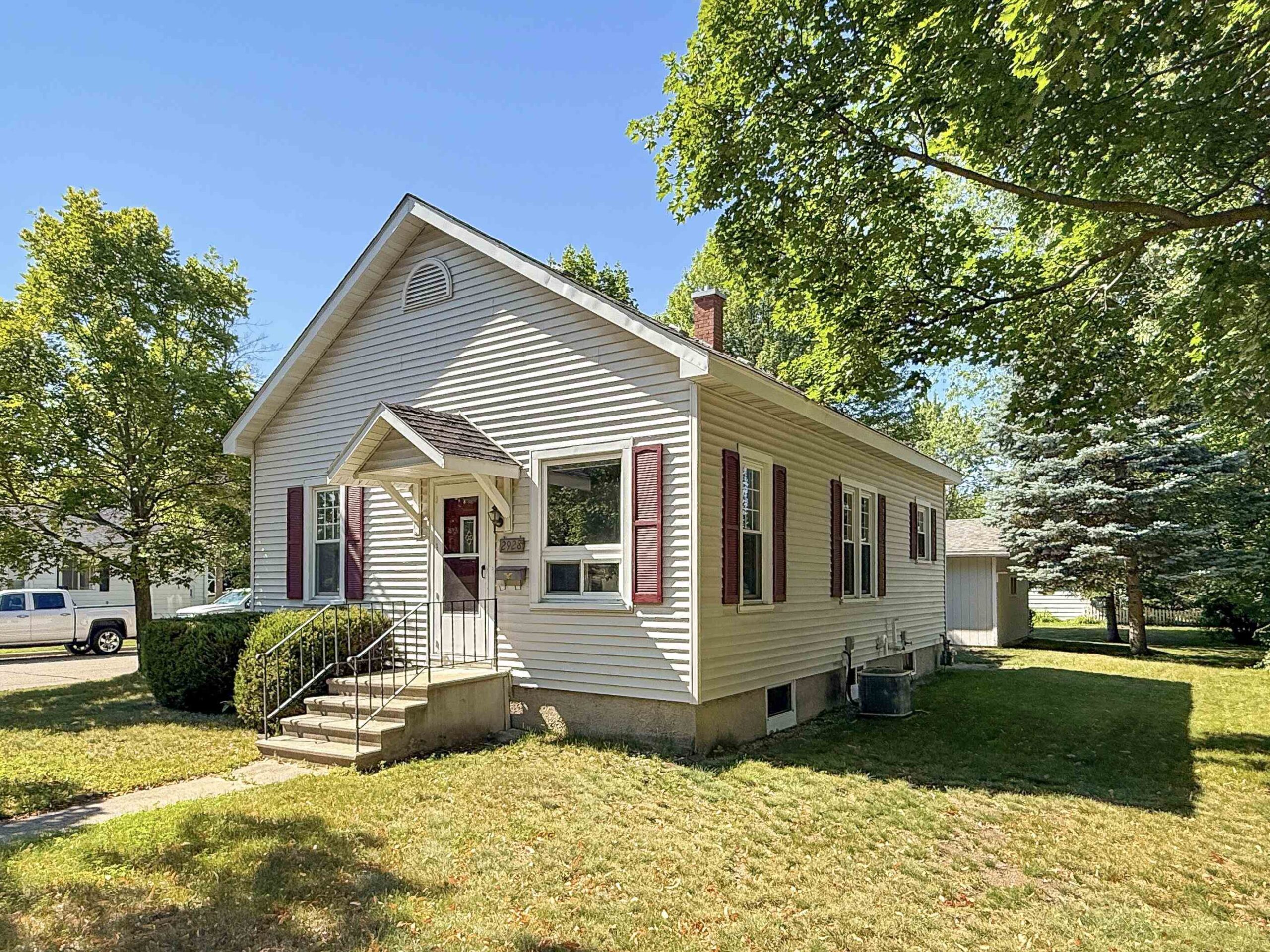 2928 GILBERT Street property preview photograph
