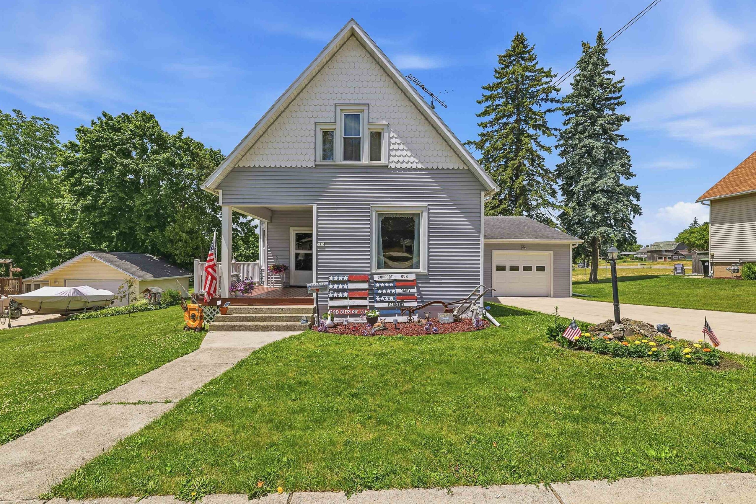213 N ELM Street property preview photograph